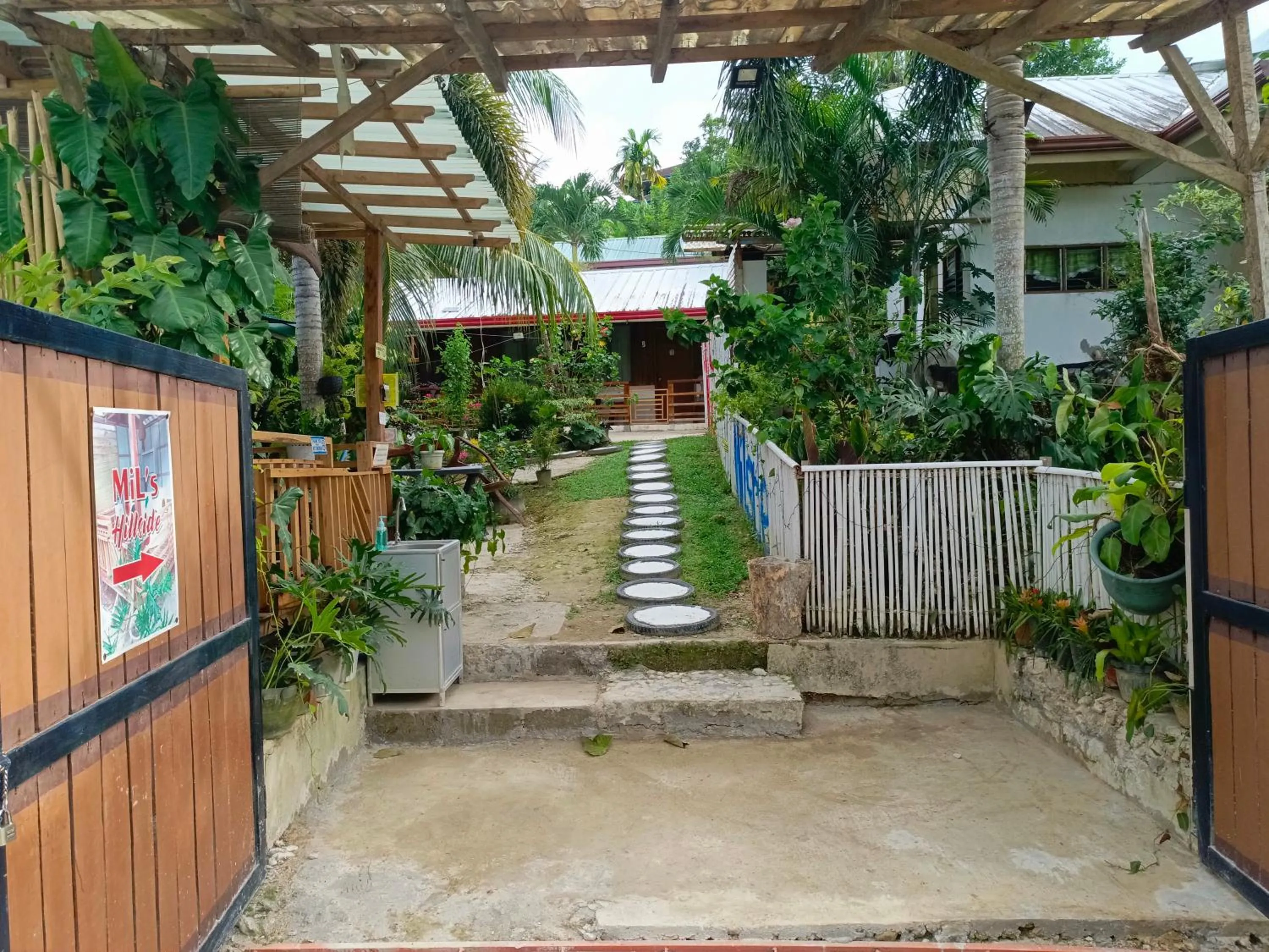 MiL's Hillside Tourist Inn