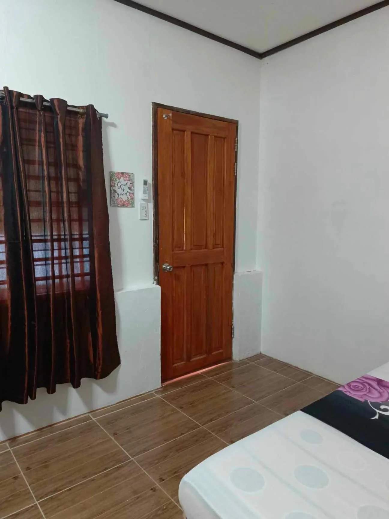 Bed in MiL's Hillside Tourist Inn