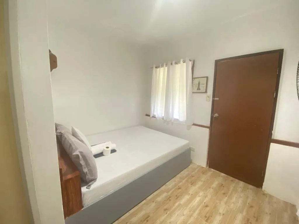 Bed in MiL's Hillside Tourist Inn