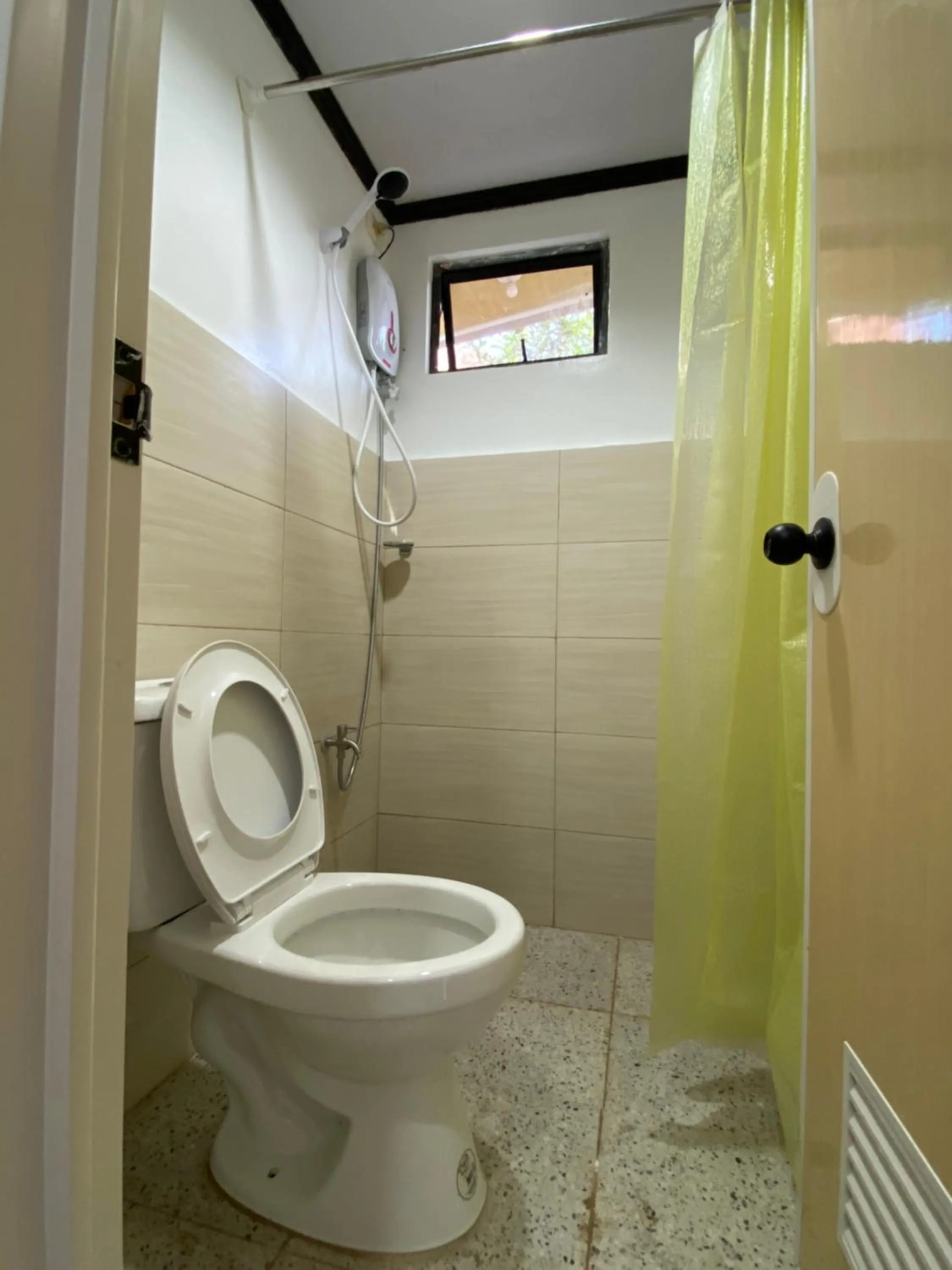 Toilet in MiL's Hillside Tourist Inn