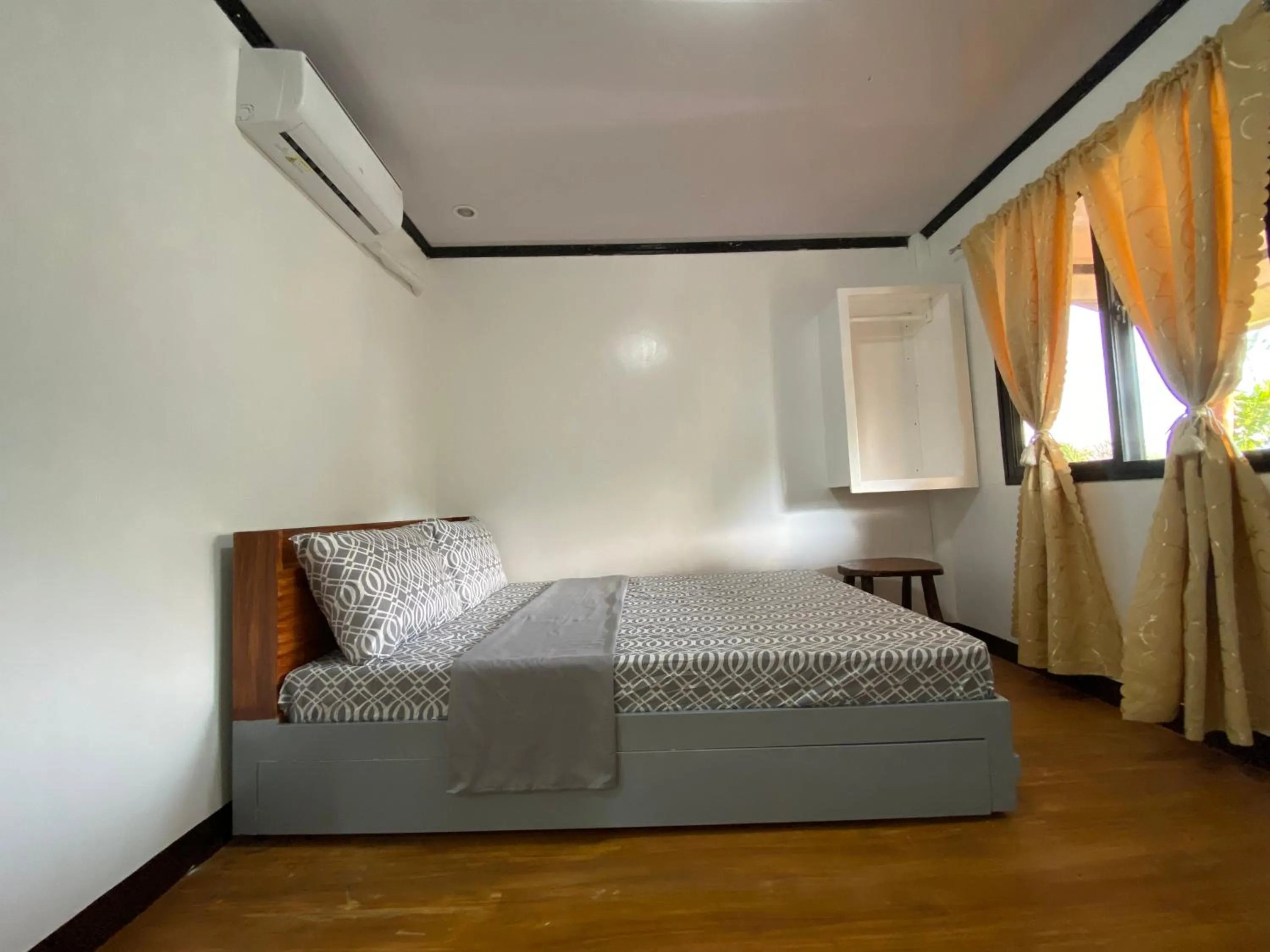 Bed in MiL's Hillside Tourist Inn