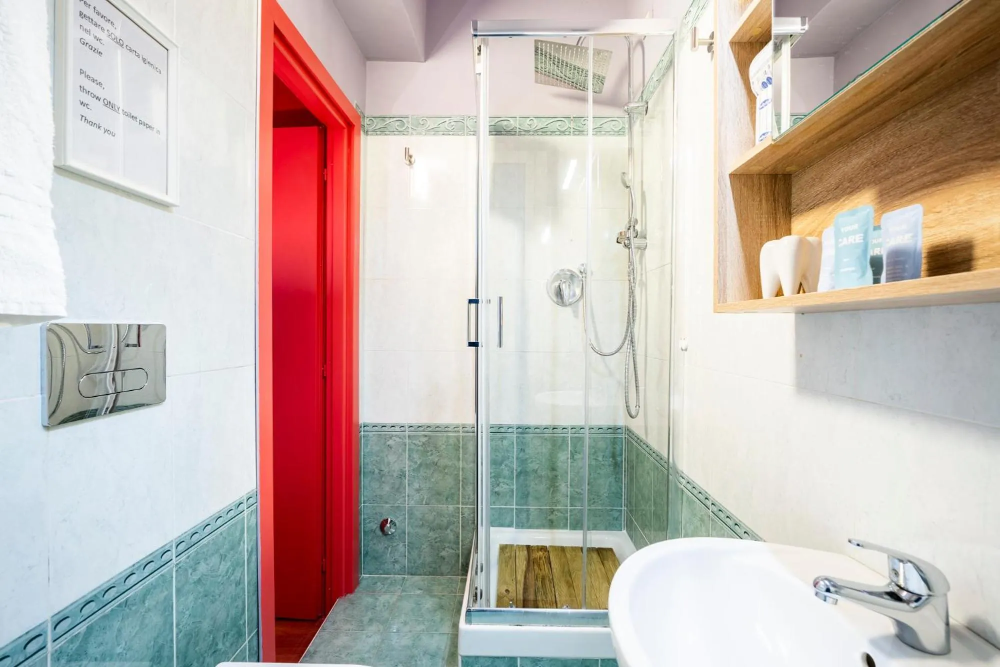 Shower in BOBOTEL ROOMS City Center