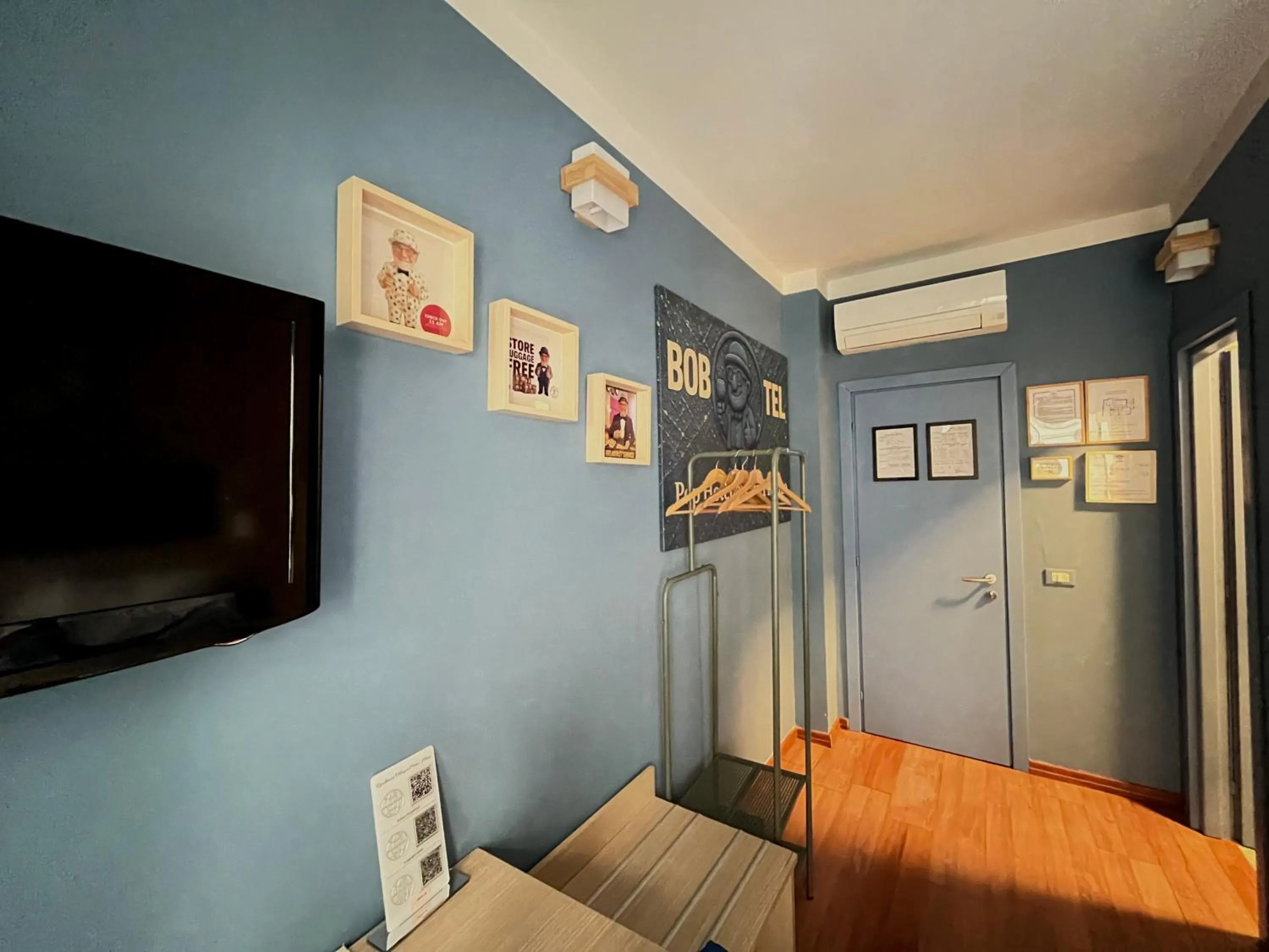 TV and multimedia in BOBOTEL ROOMS City Center