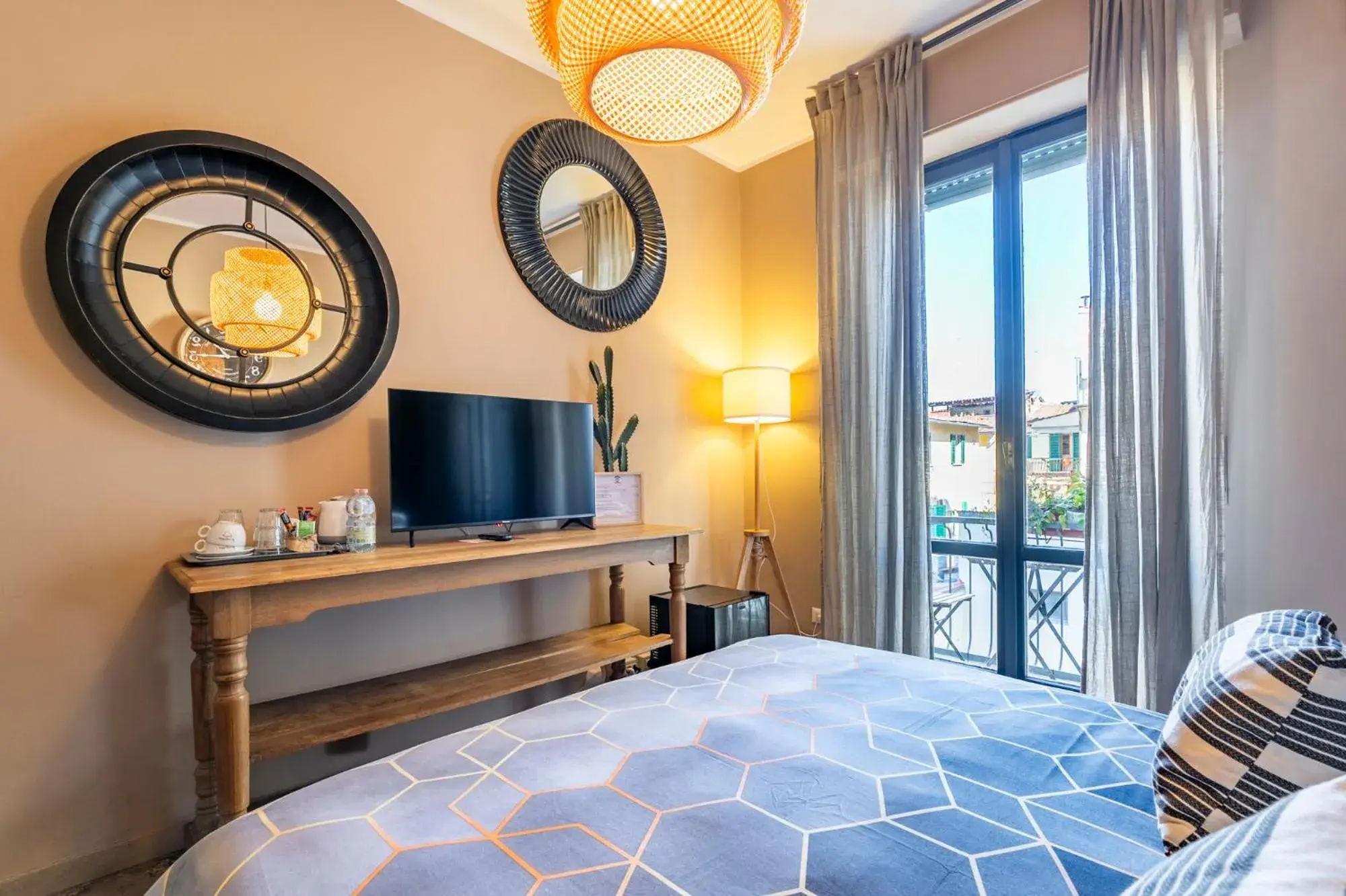 Junior Suite with Balcony in BOBOTEL ROOMS City Center Junior Suite with Balcony in BOBOTEL ROOMS City Center