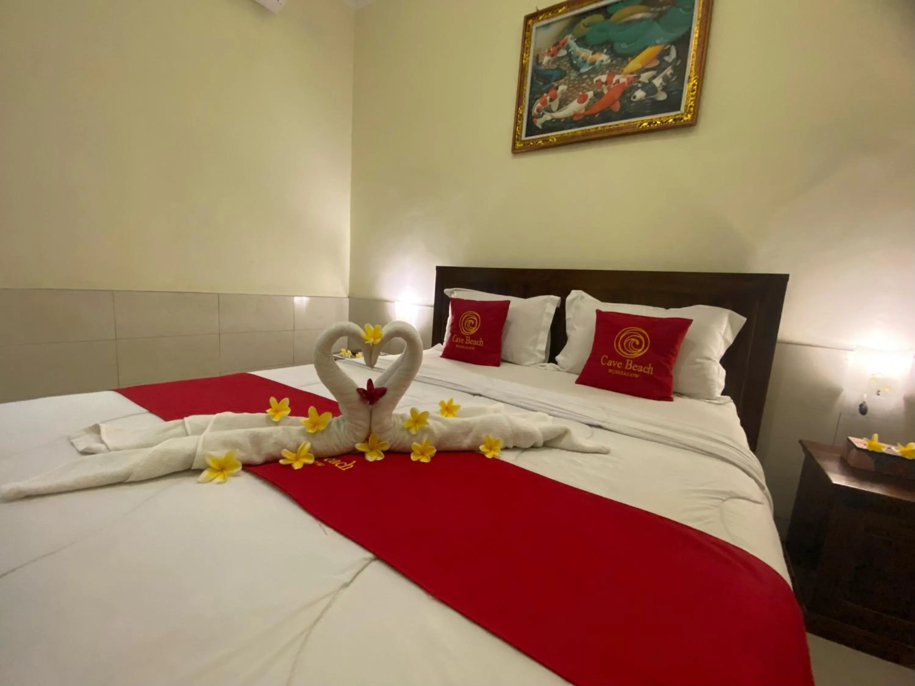 Restaurant/places to eat, Bed in Cave Beach Bungalow