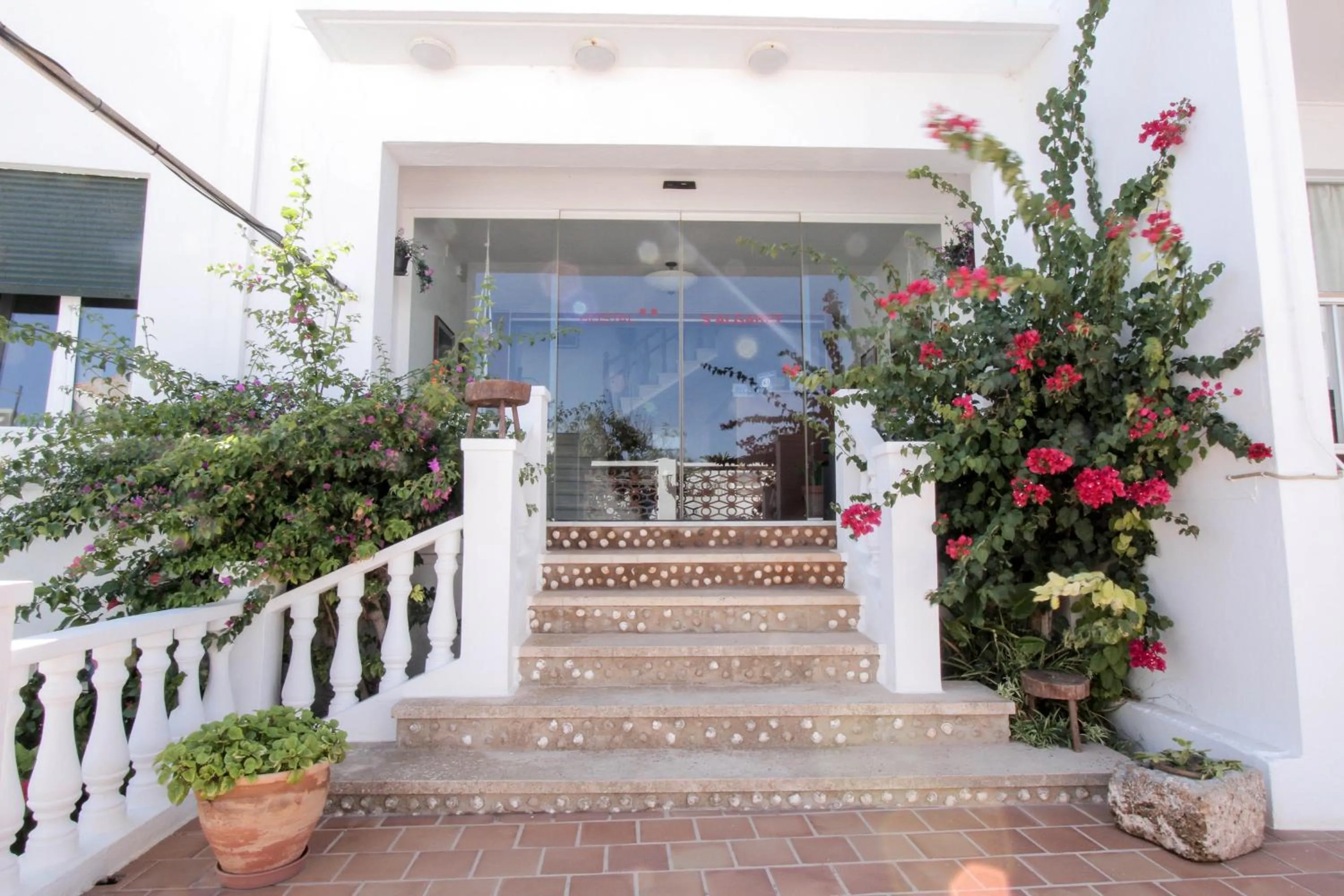 Facade/entrance in Hostal S'Algaret