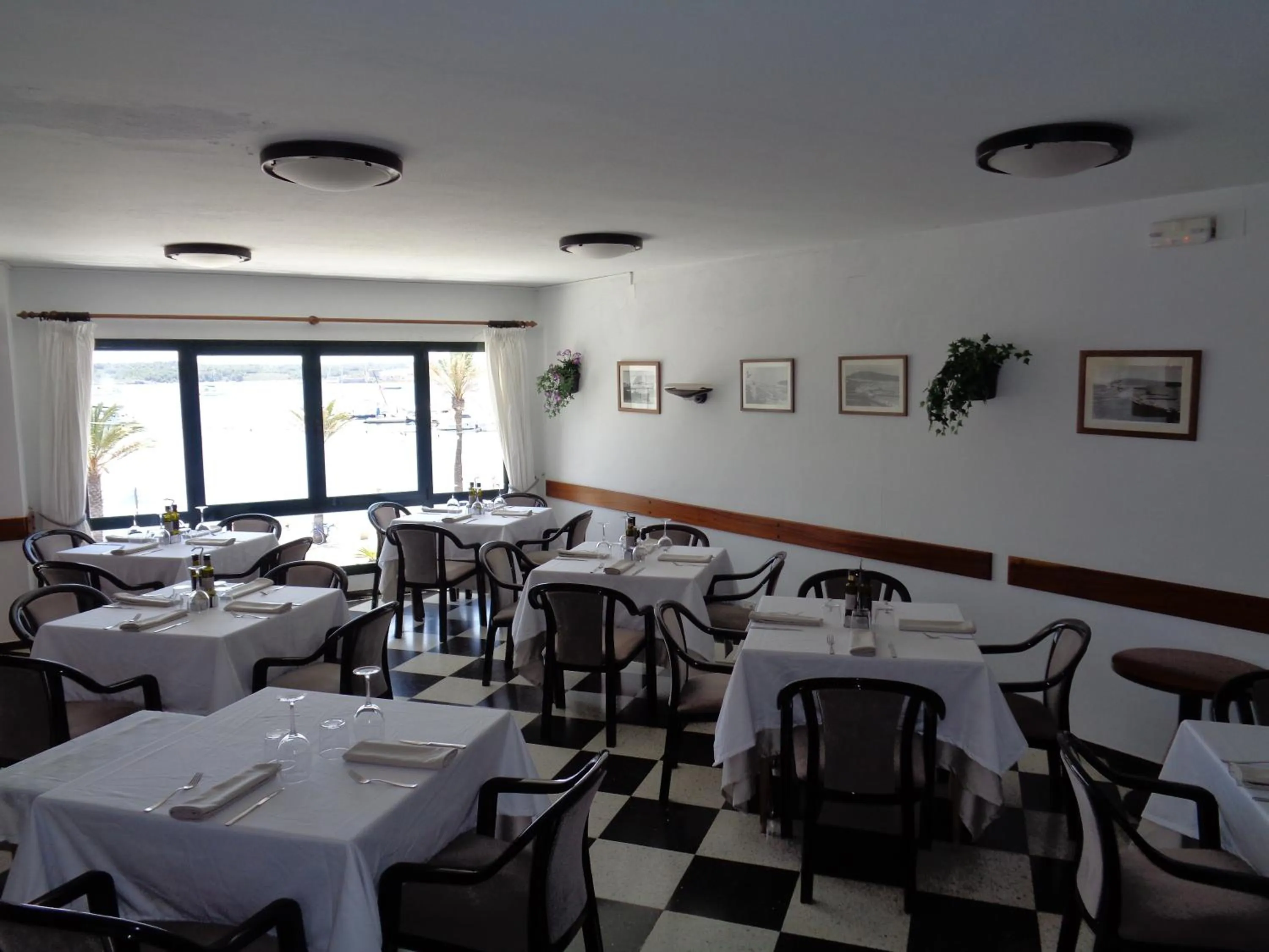 Restaurant/places to eat in Hostal S'Algaret