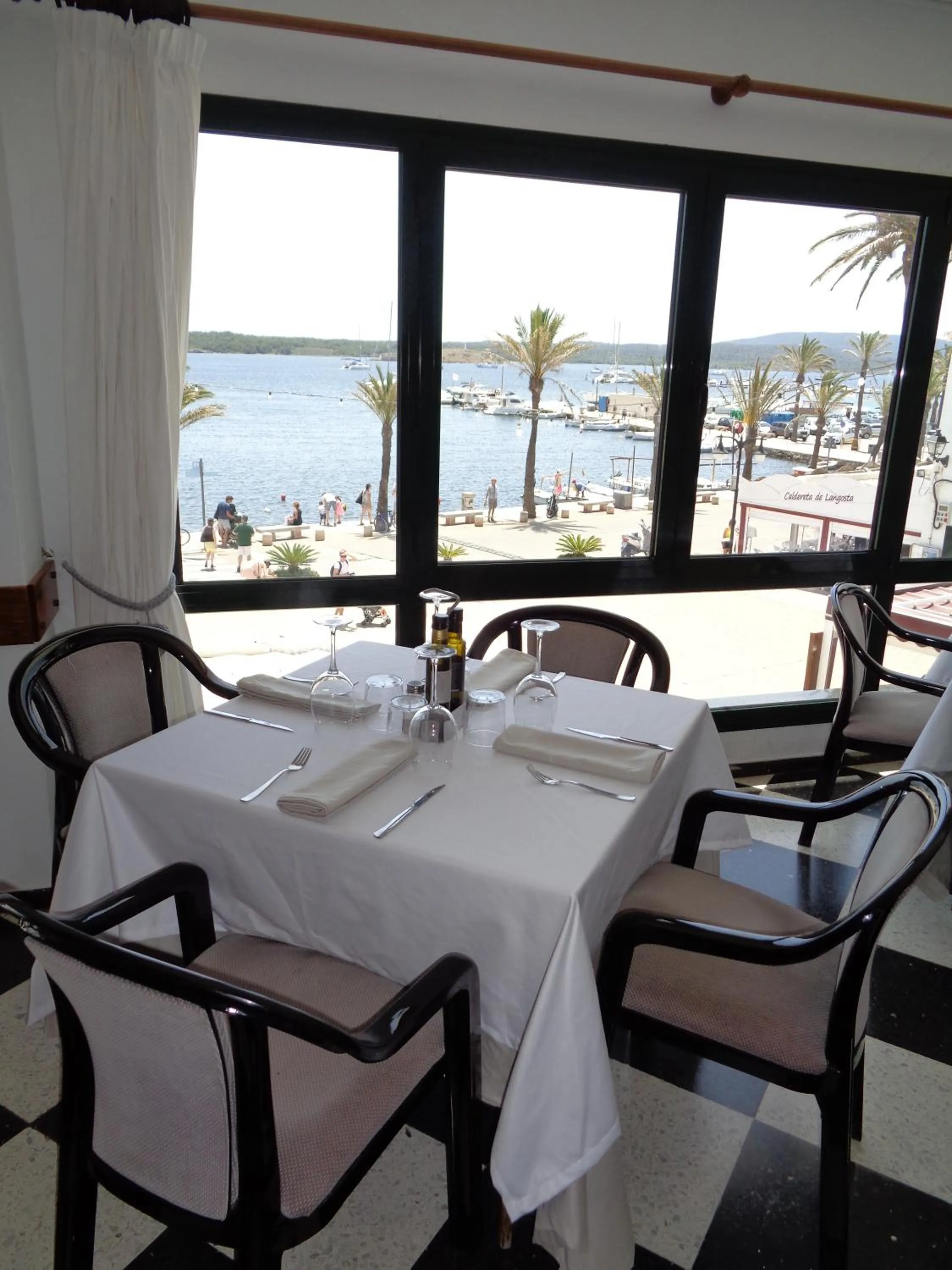 Restaurant/places to eat in Hostal S'Algaret