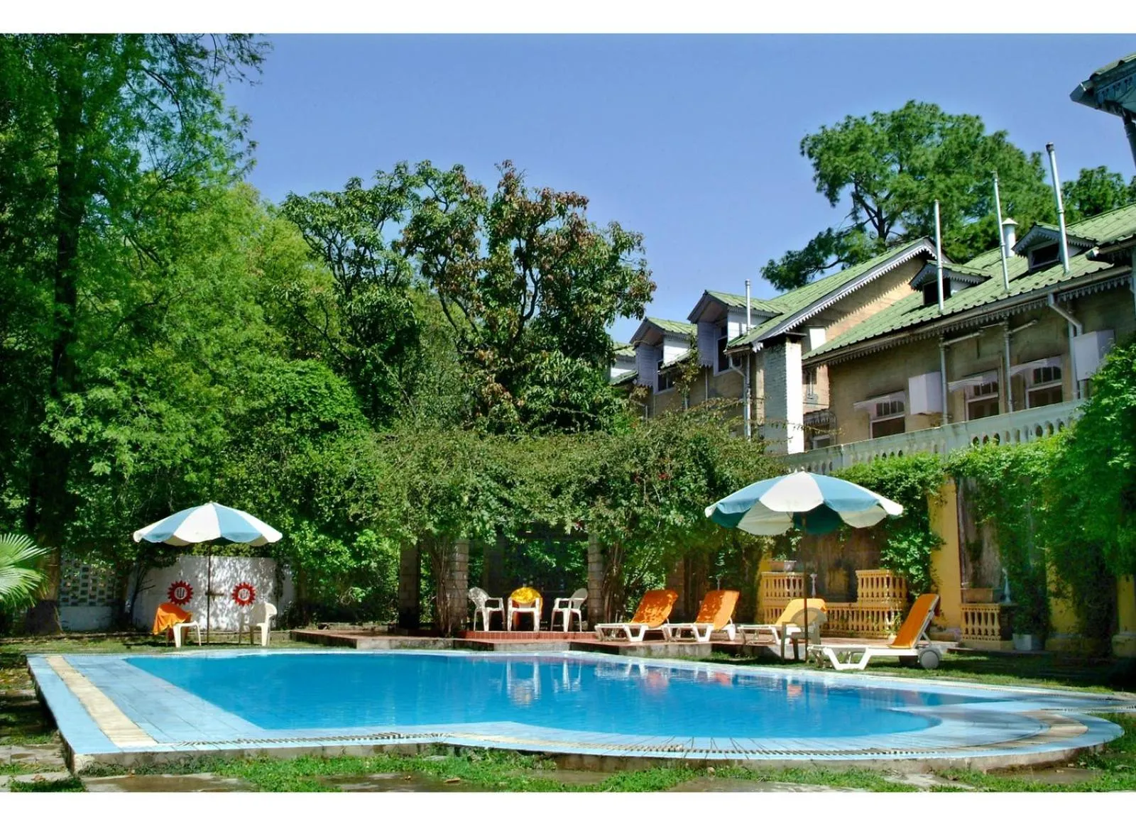 Swimming pool in WelcomHeritage Taragarh Palace