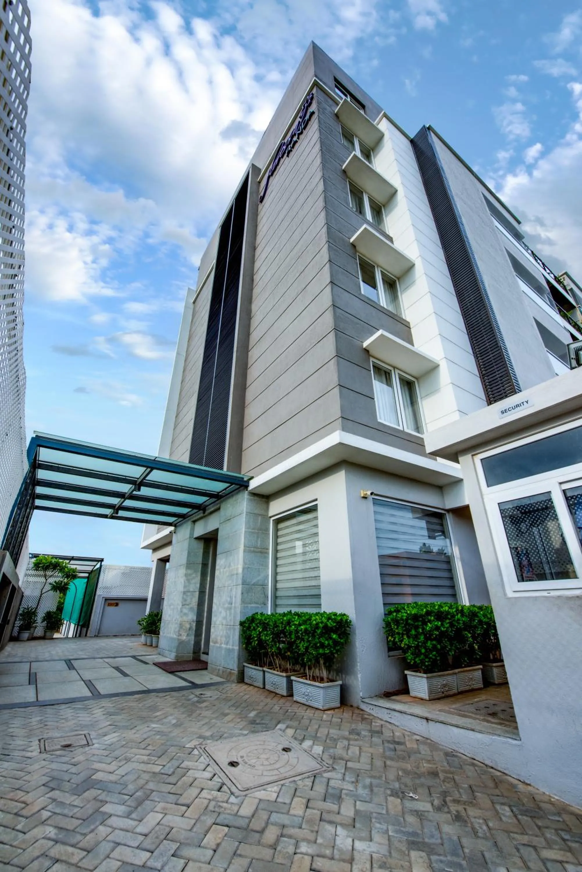 Property building in Floressa Randa Business Hotel