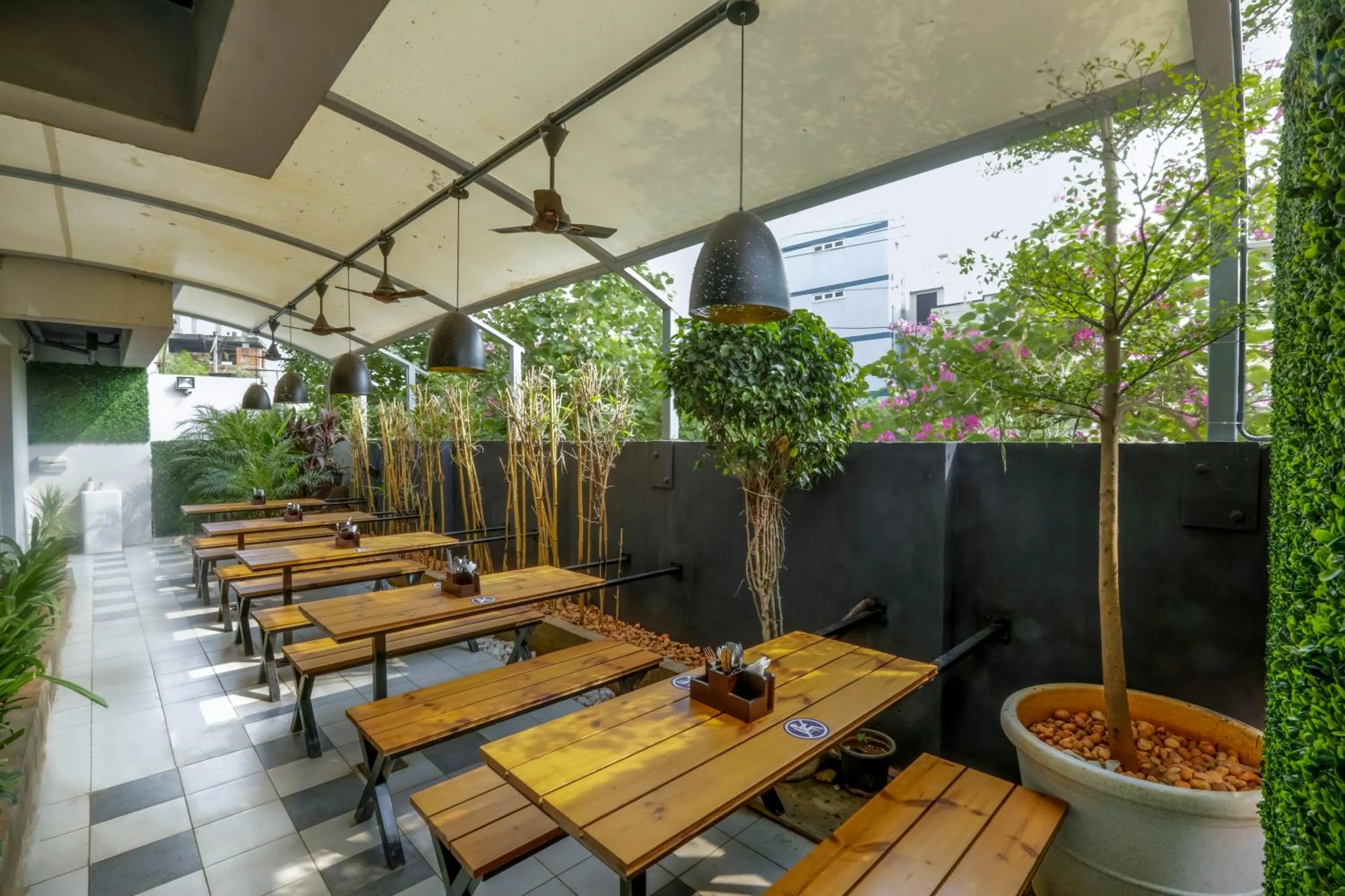 Restaurant/places to eat in Floressa Randa Business Hotel