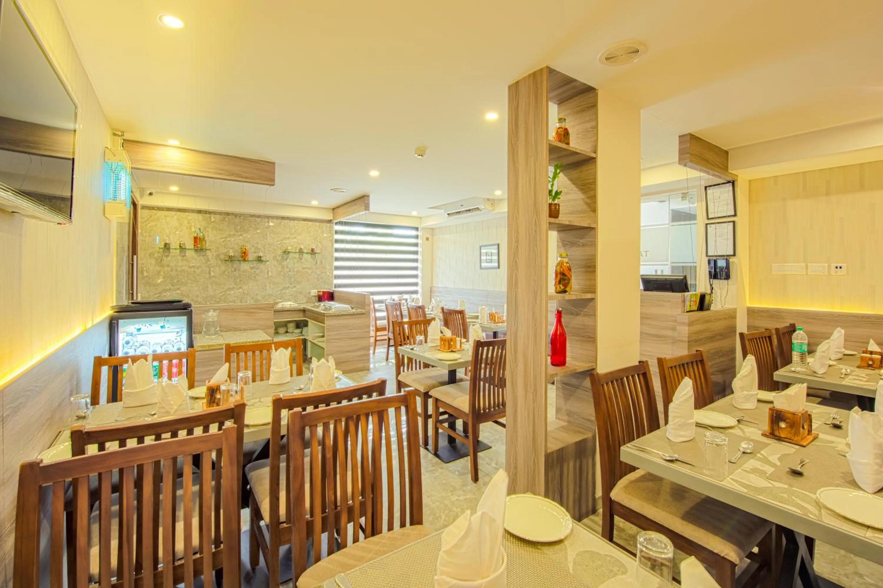 Restaurant/places to eat in Floressa Randa Business Hotel