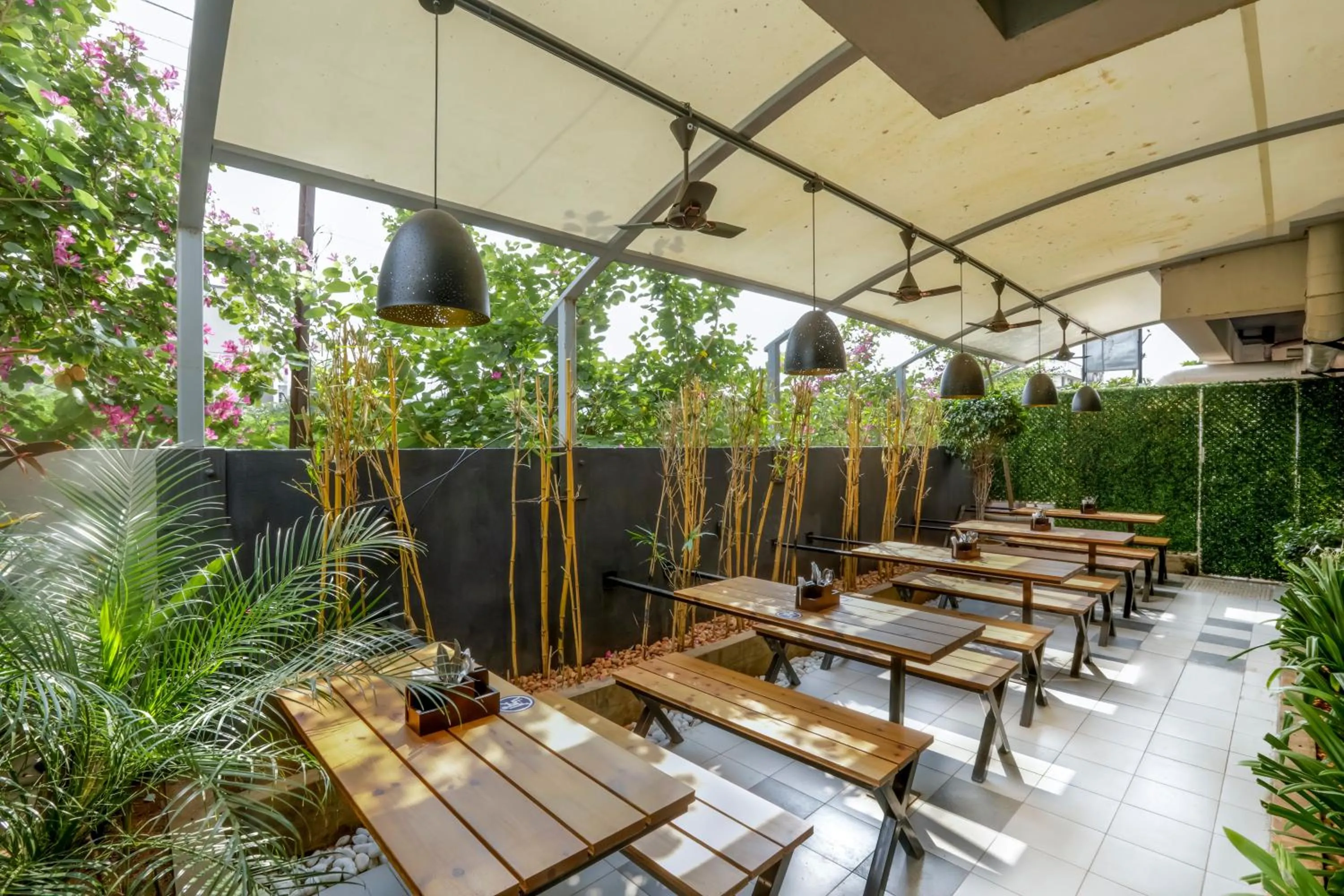 Restaurant/places to eat in Floressa Randa Business Hotel