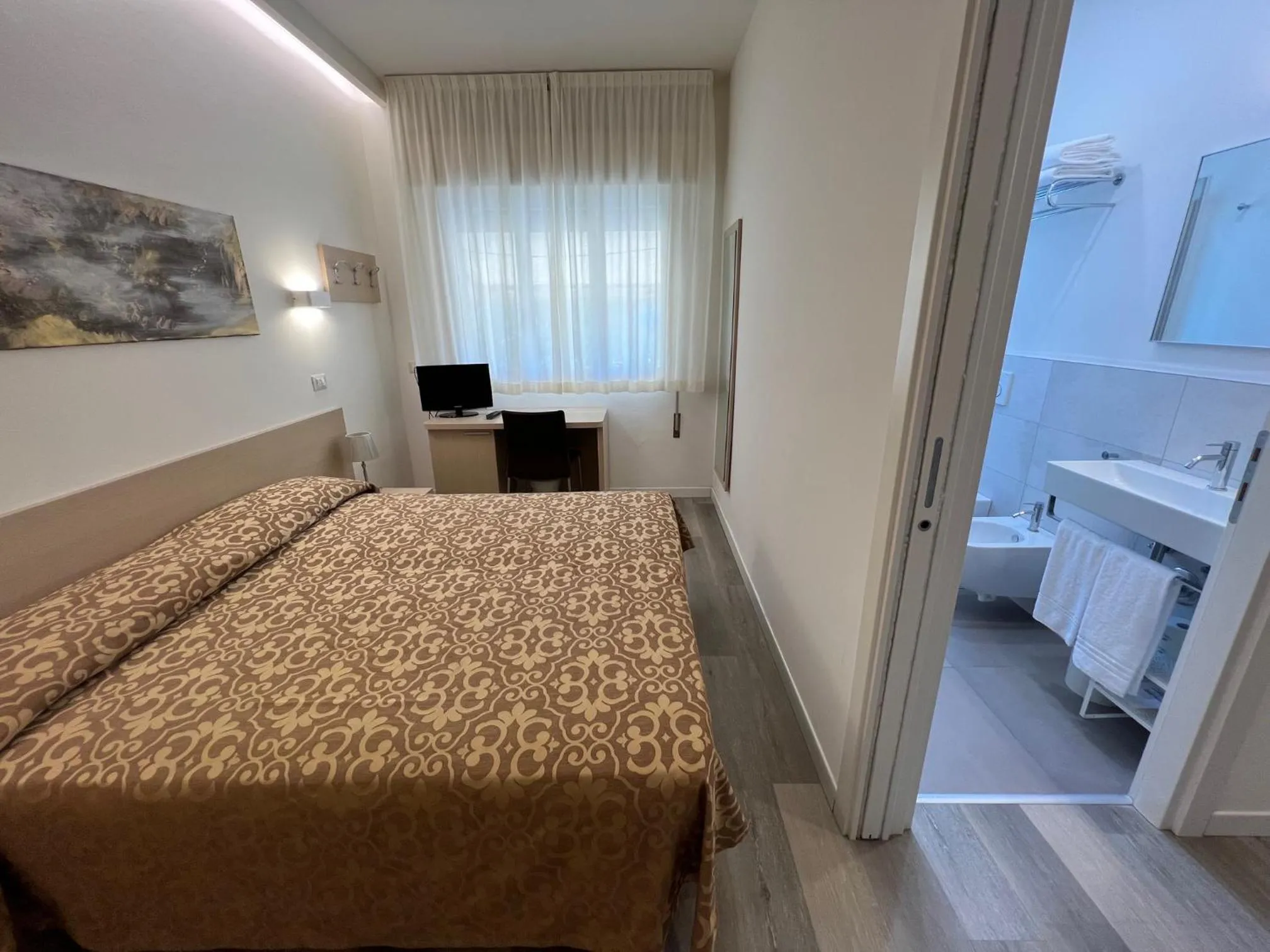 Bathroom, Bed in Hotel Castiglione