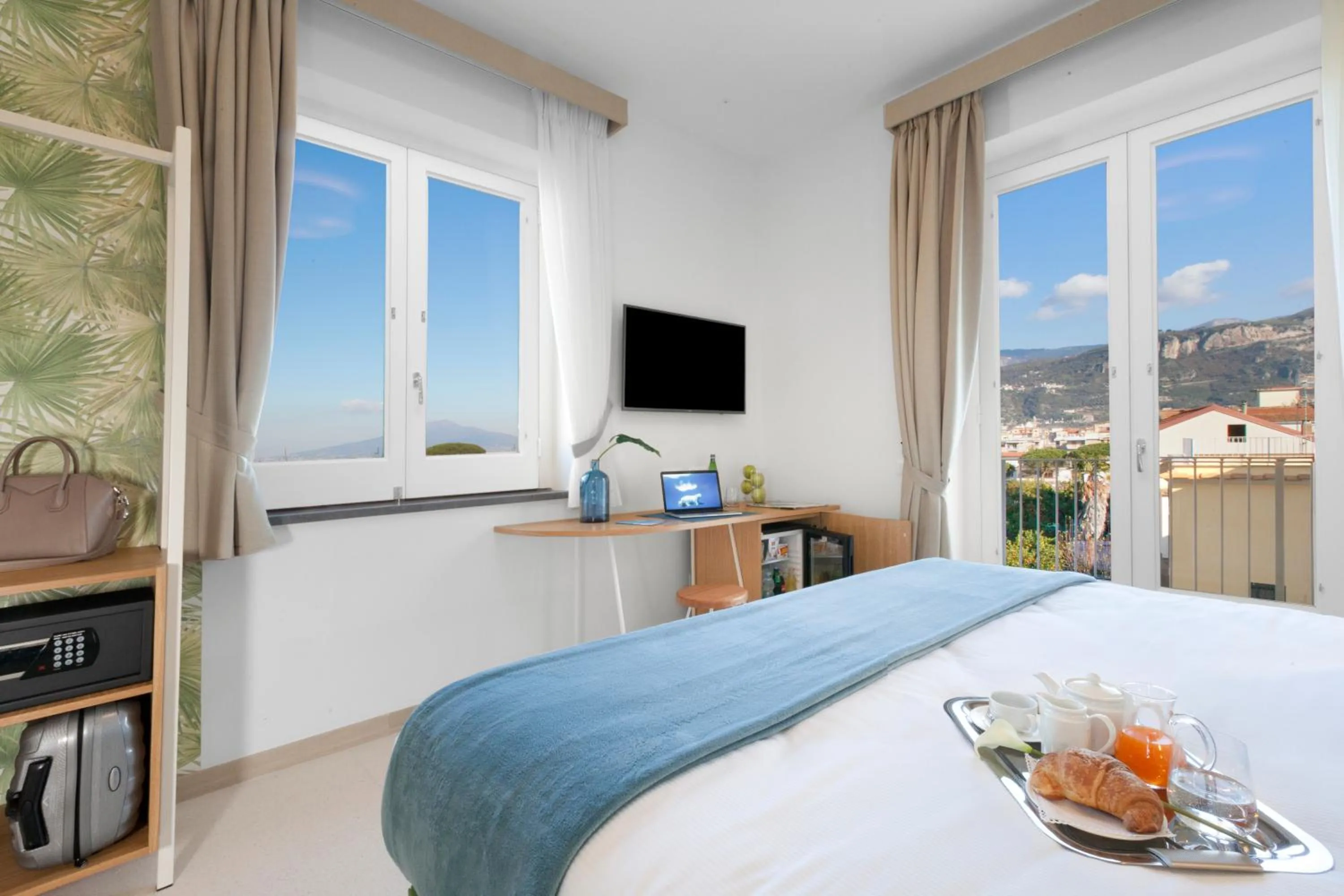 Photo of the whole room, Bed in Unconventional Sorrento Coast