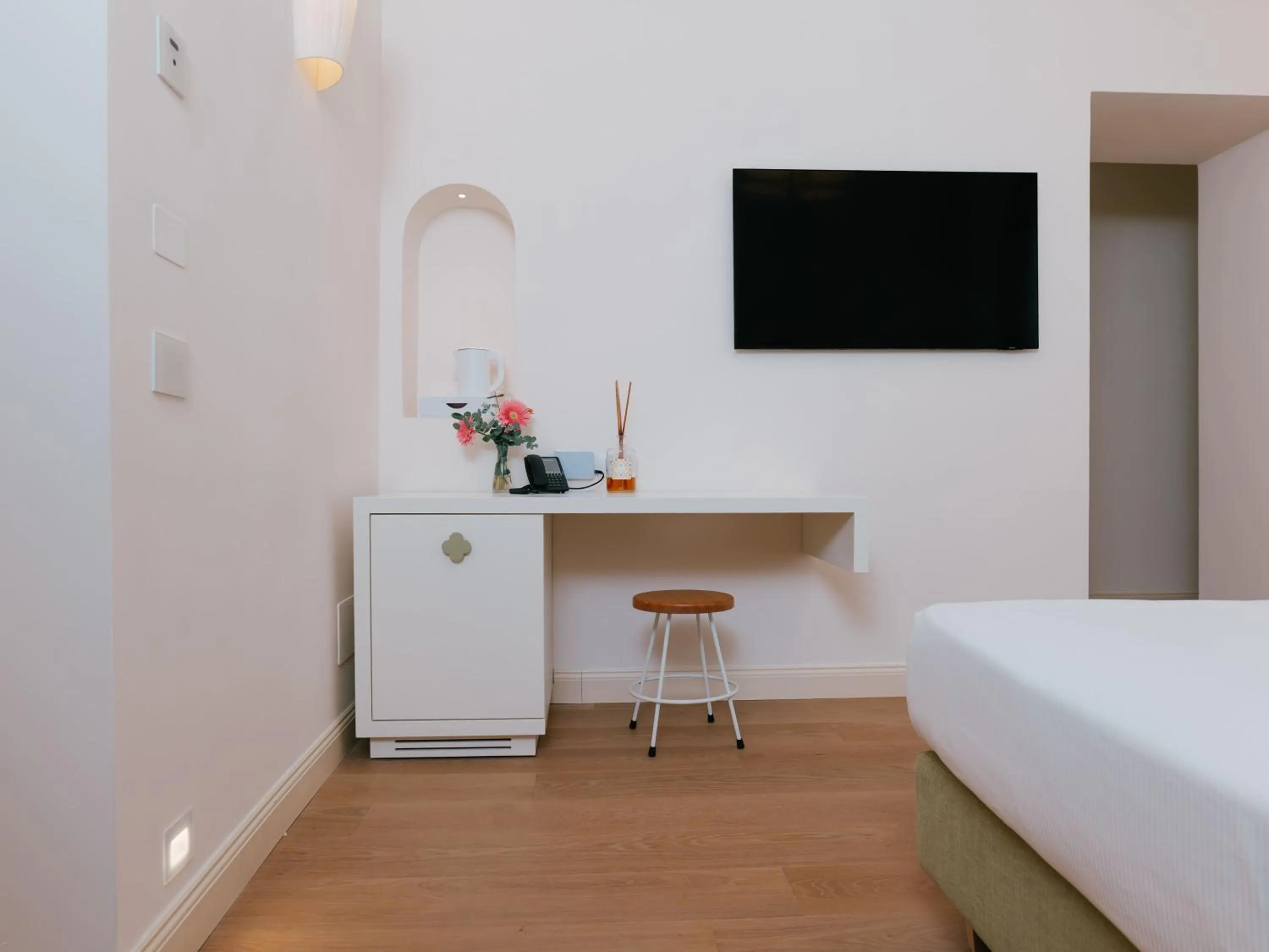 Photo of the whole room, Bed in Unconventional Sorrento Coast