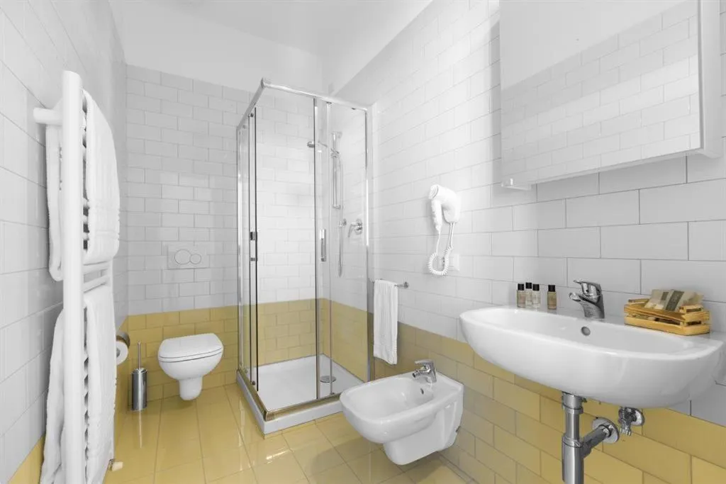 Shower in Unconventional Sorrento Coast