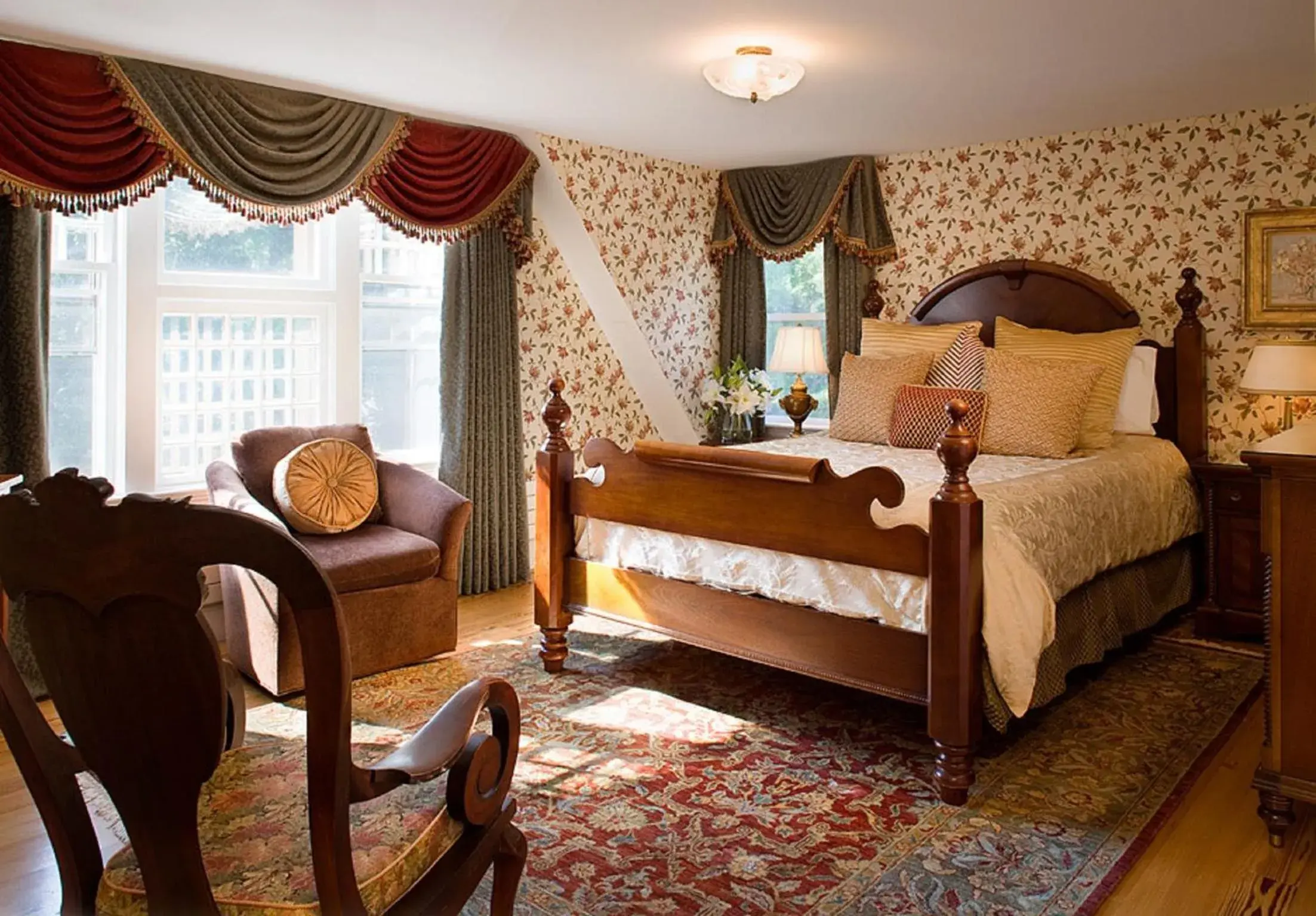 Standard Queen Room in Ivy Lodge Standard Queen Room in Ivy Lodge