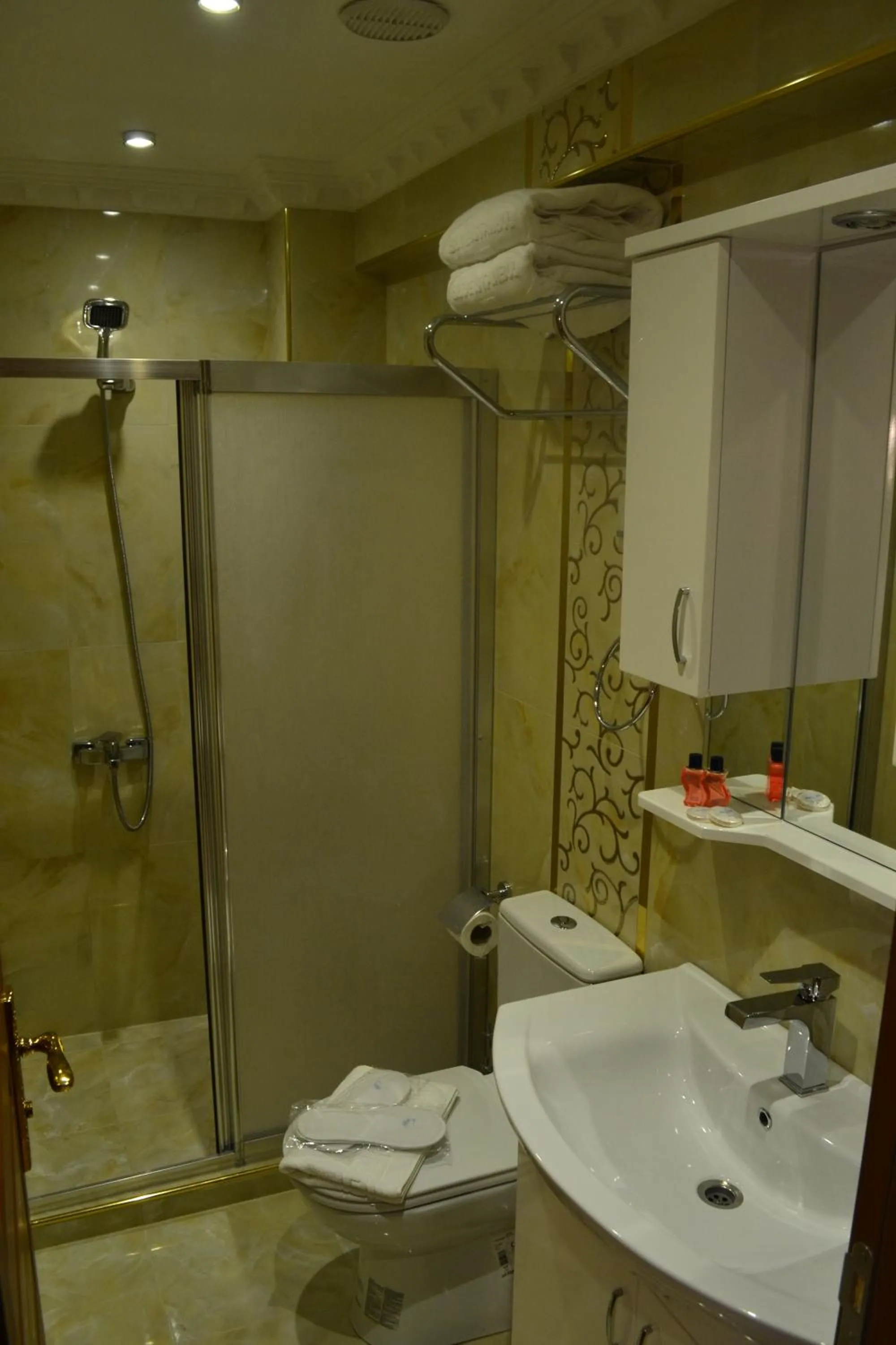 Bathroom in Peradise Hotel