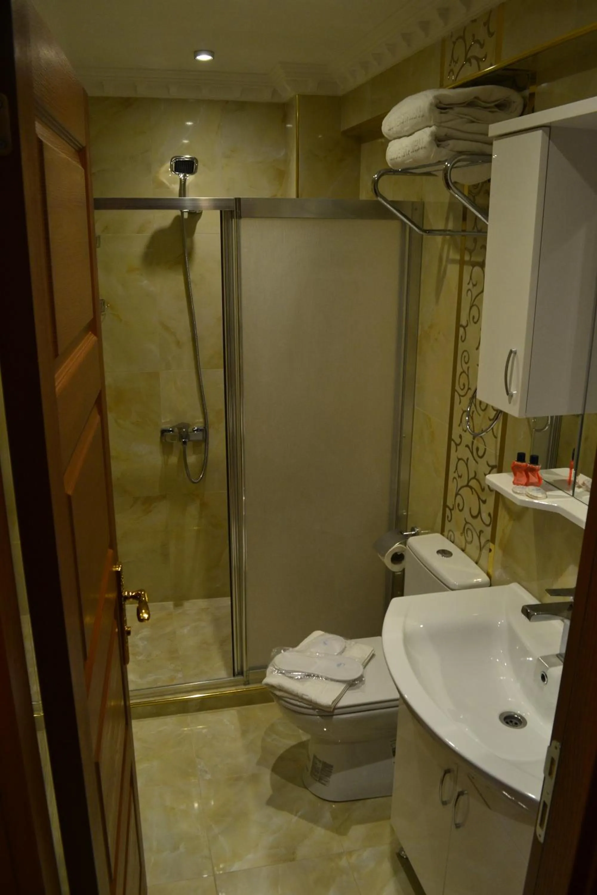 Bathroom in Peradise Hotel