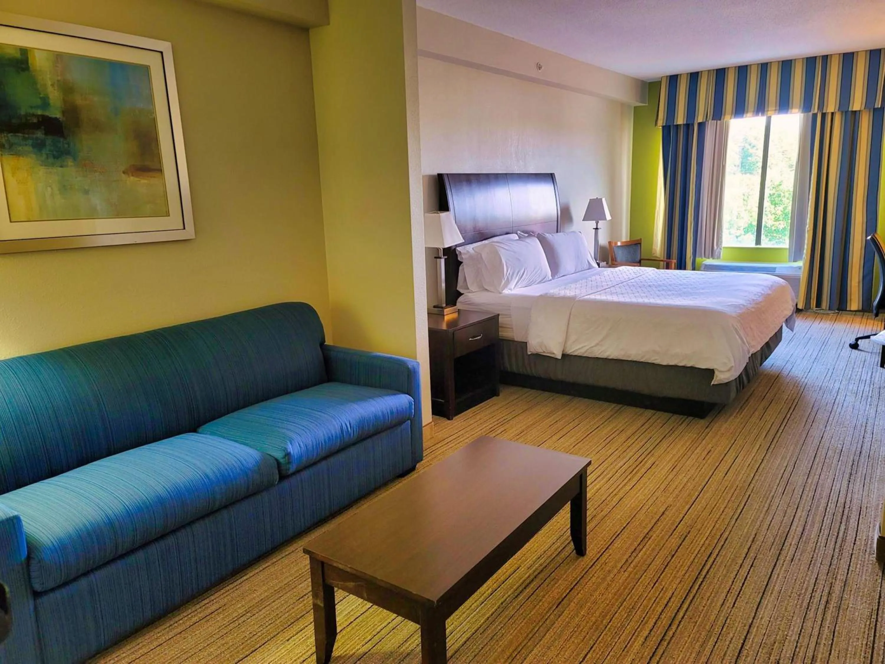 Photo of the whole room, Bed in Holiday Inn Express & Suites Wilson-Downtown by IHG