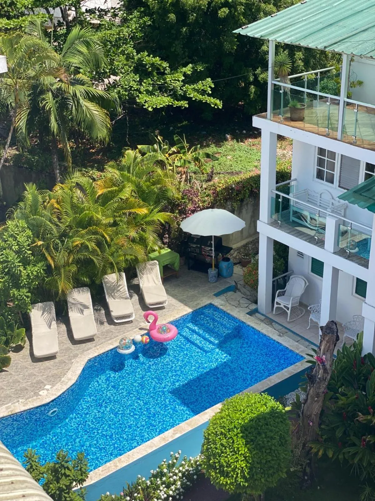 Swimming pool in Hotel Neptuno Refugio