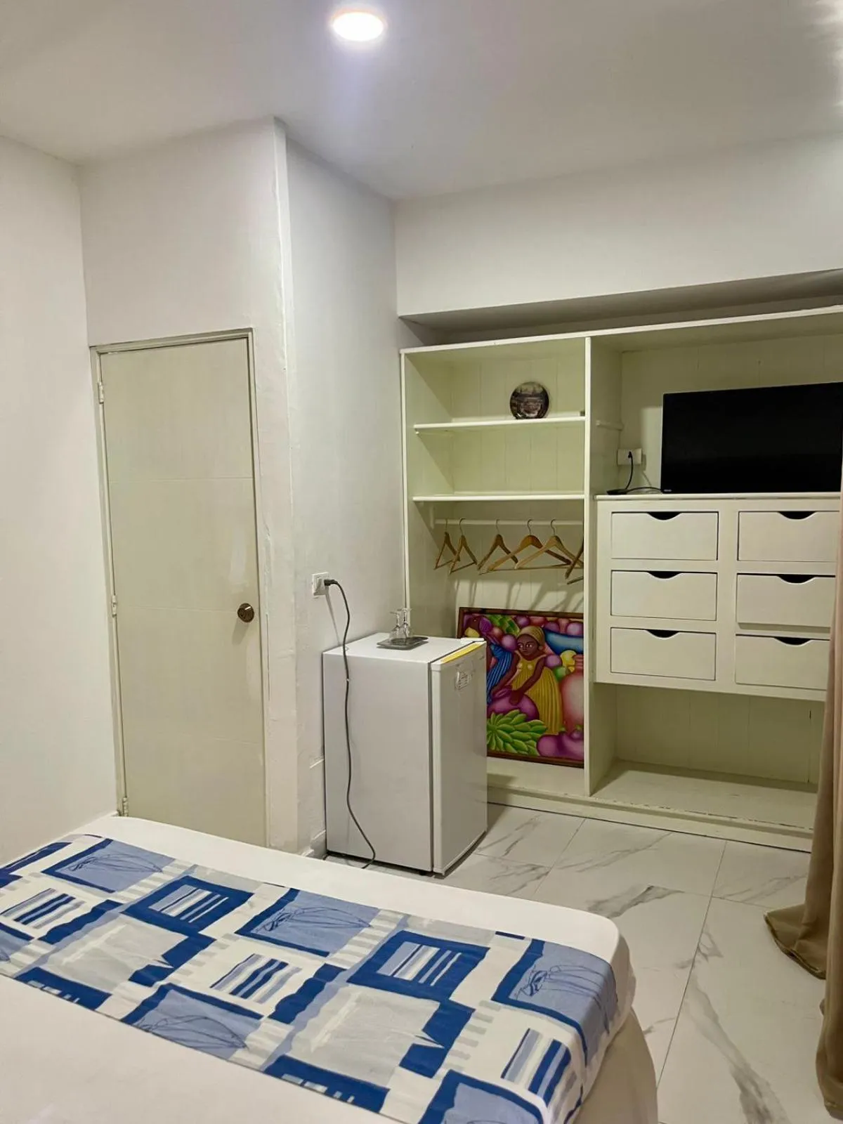 wardrobe, Bed in Hotel Neptuno Refugio