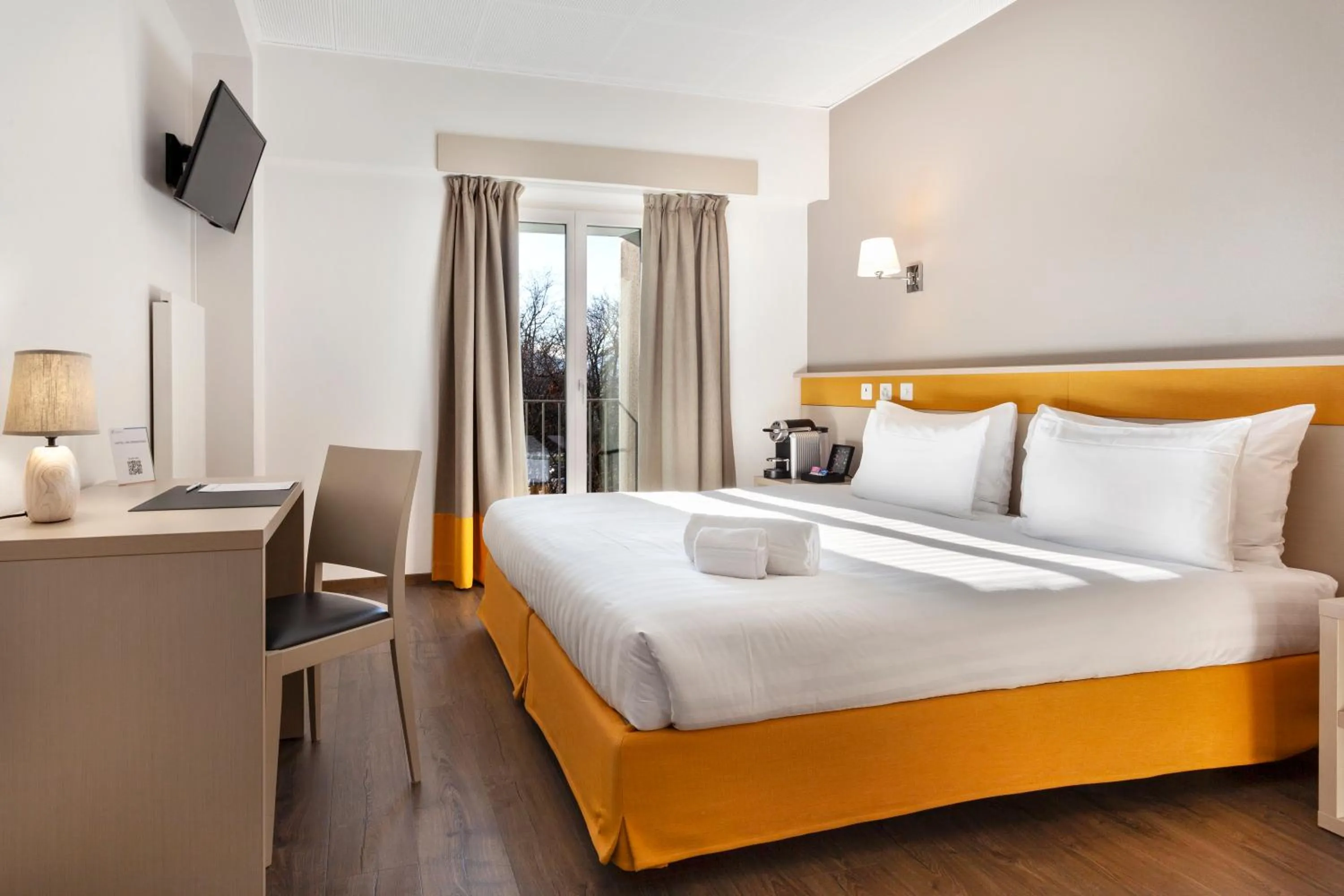 TV and multimedia, Bed in Hotel La Longeraie