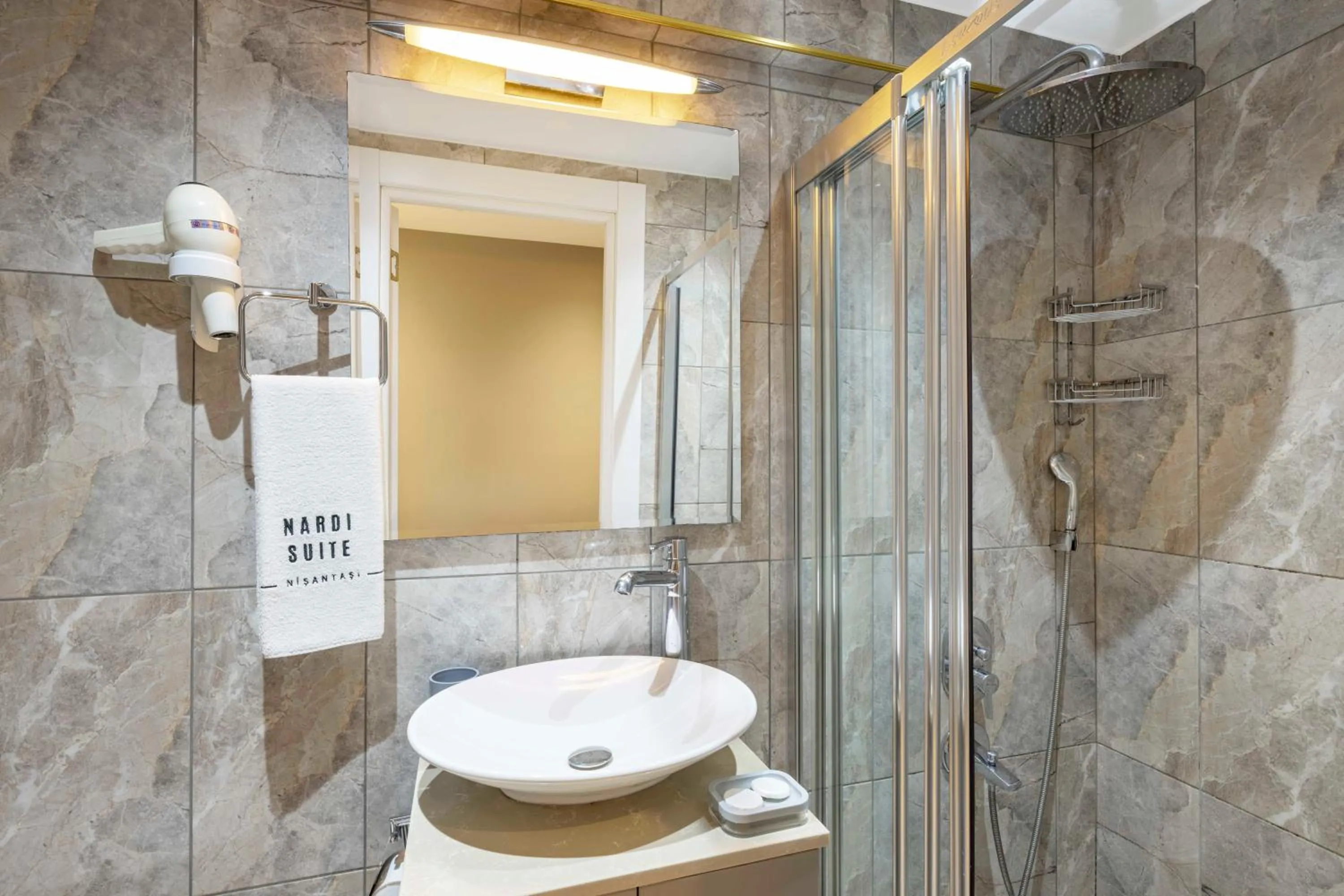 Shower in Nardi Nişantaşı