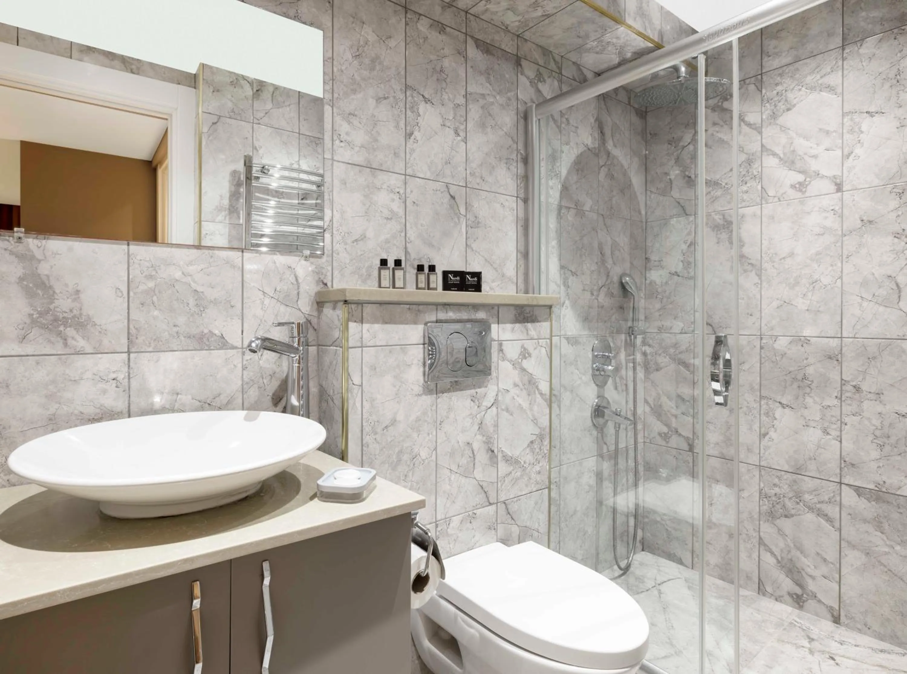 Shower in Nardi Nişantaşı
