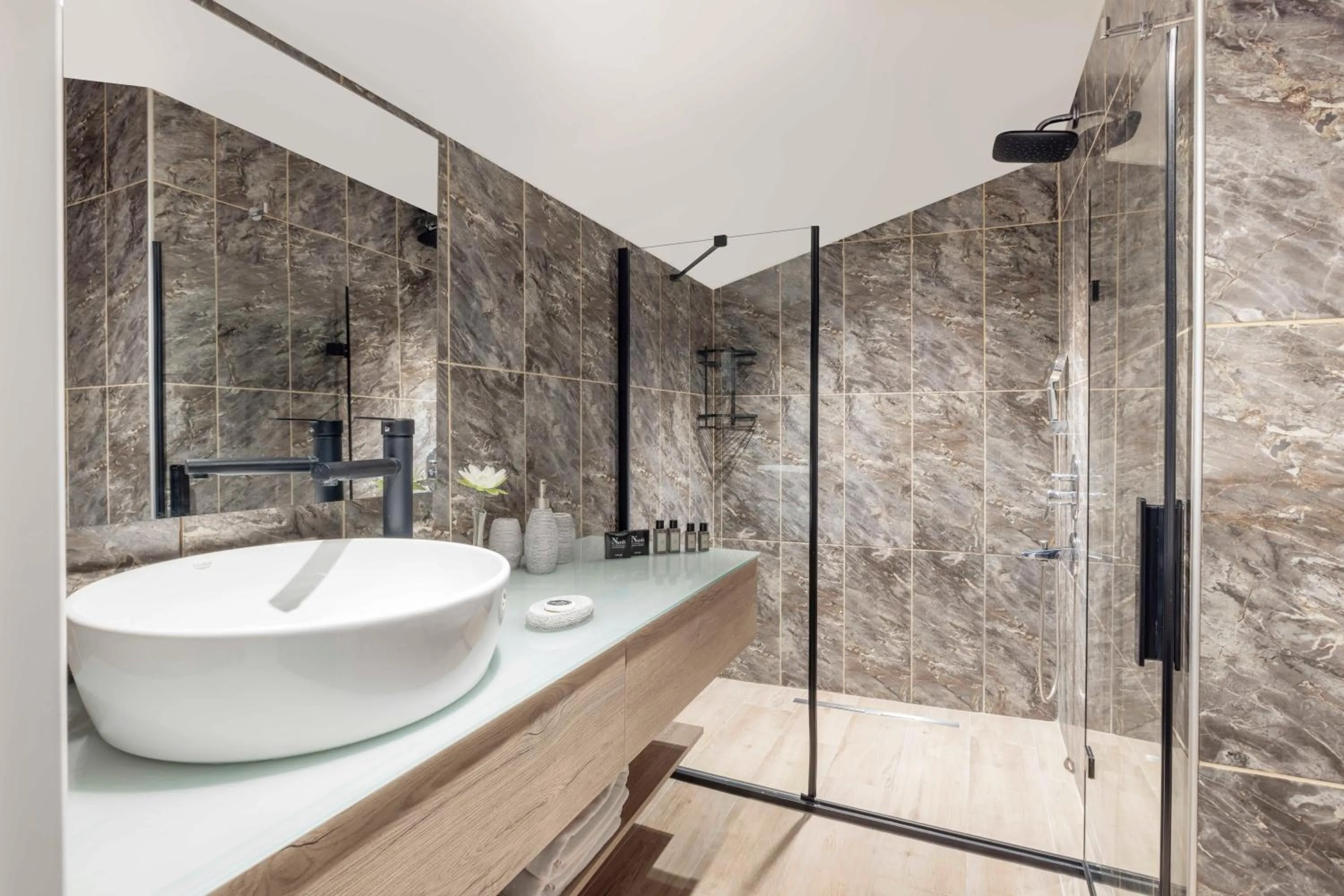 Shower in Nardi Nişantaşı