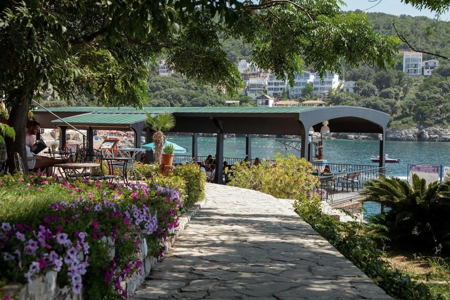 Restaurant/places to eat in Hotel R