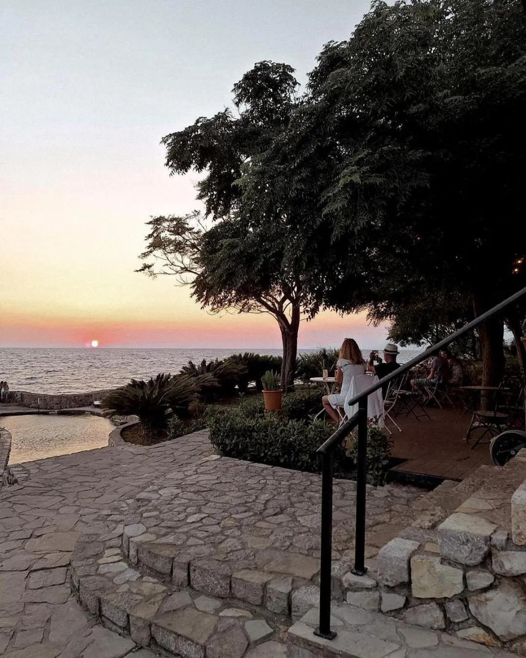 Restaurant/places to eat in Hotel R