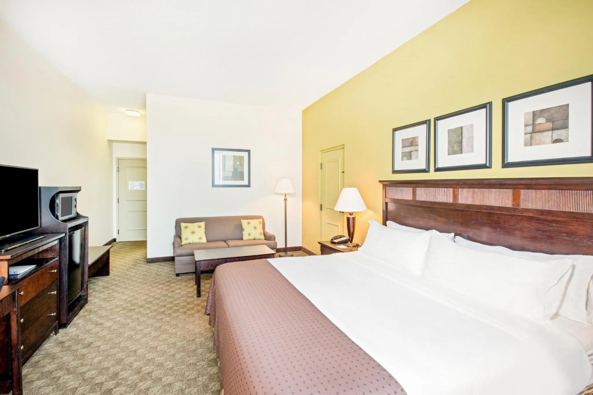 Photo of the whole room, Bed in Holiday Inn Roanoke - Tanglewood Route 419 & I 581 by IHG