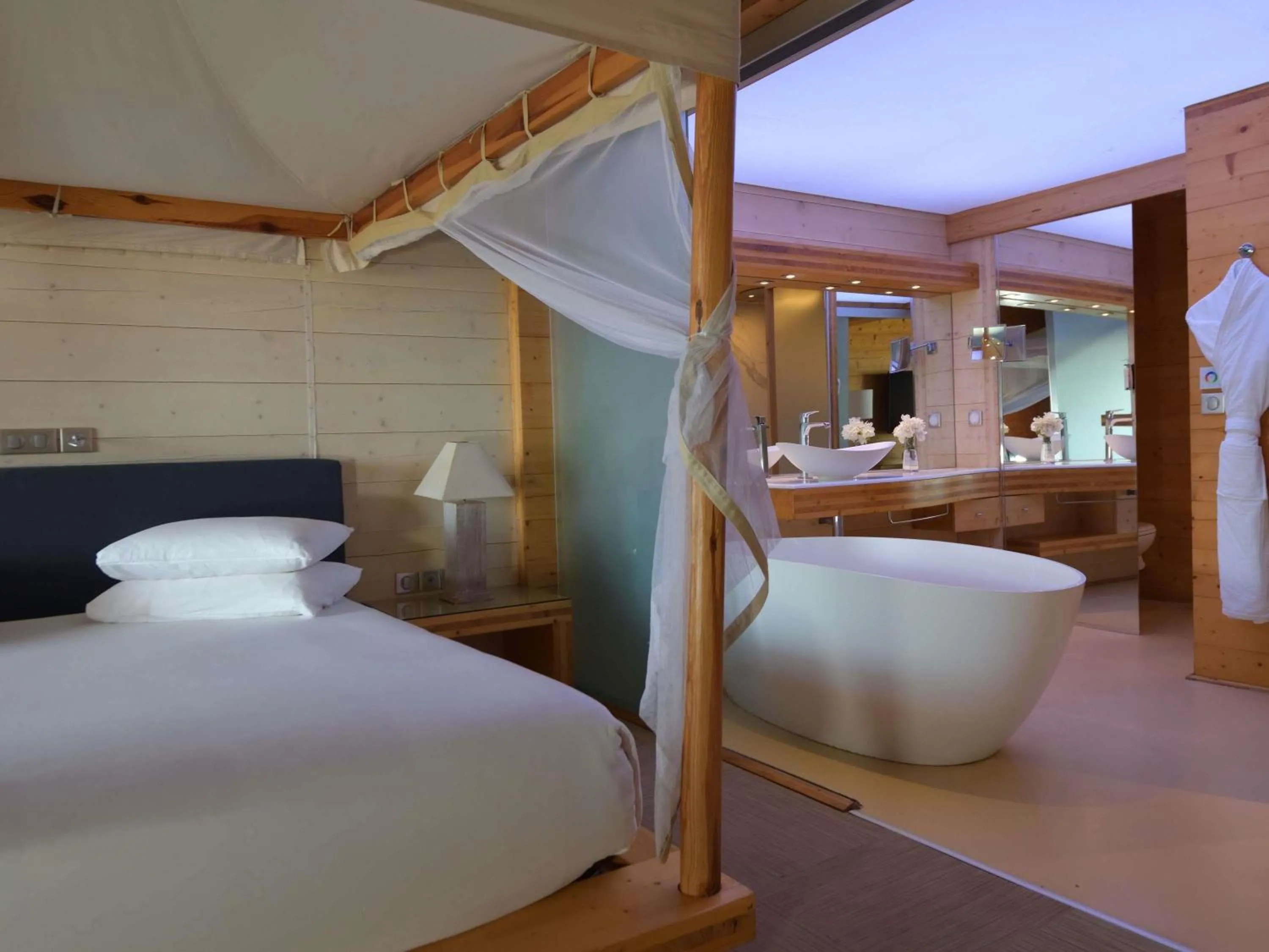 Bedroom, Bed in Movenpick Resort Lamantin Saly