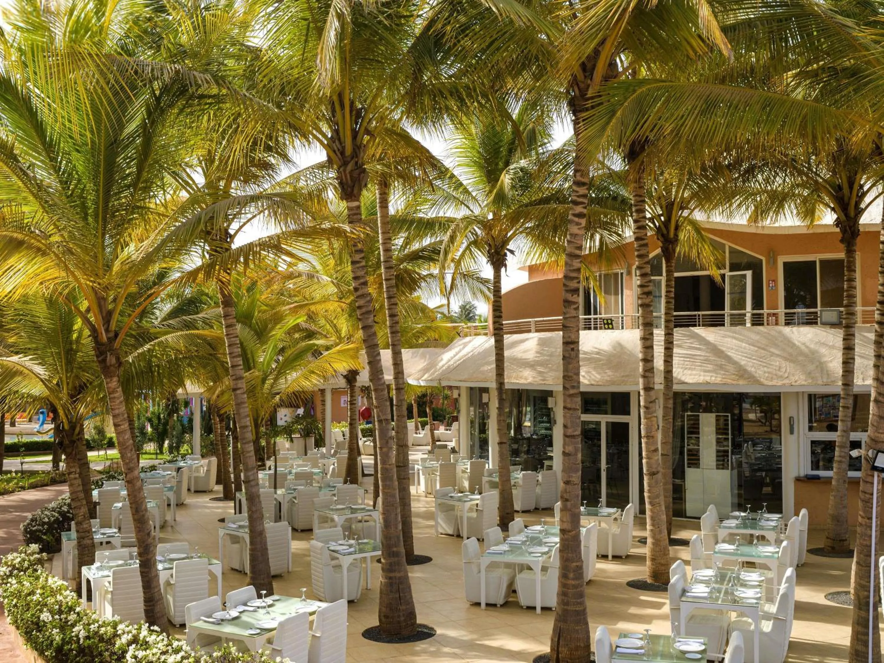 Lounge or bar in Movenpick Resort Lamantin Saly