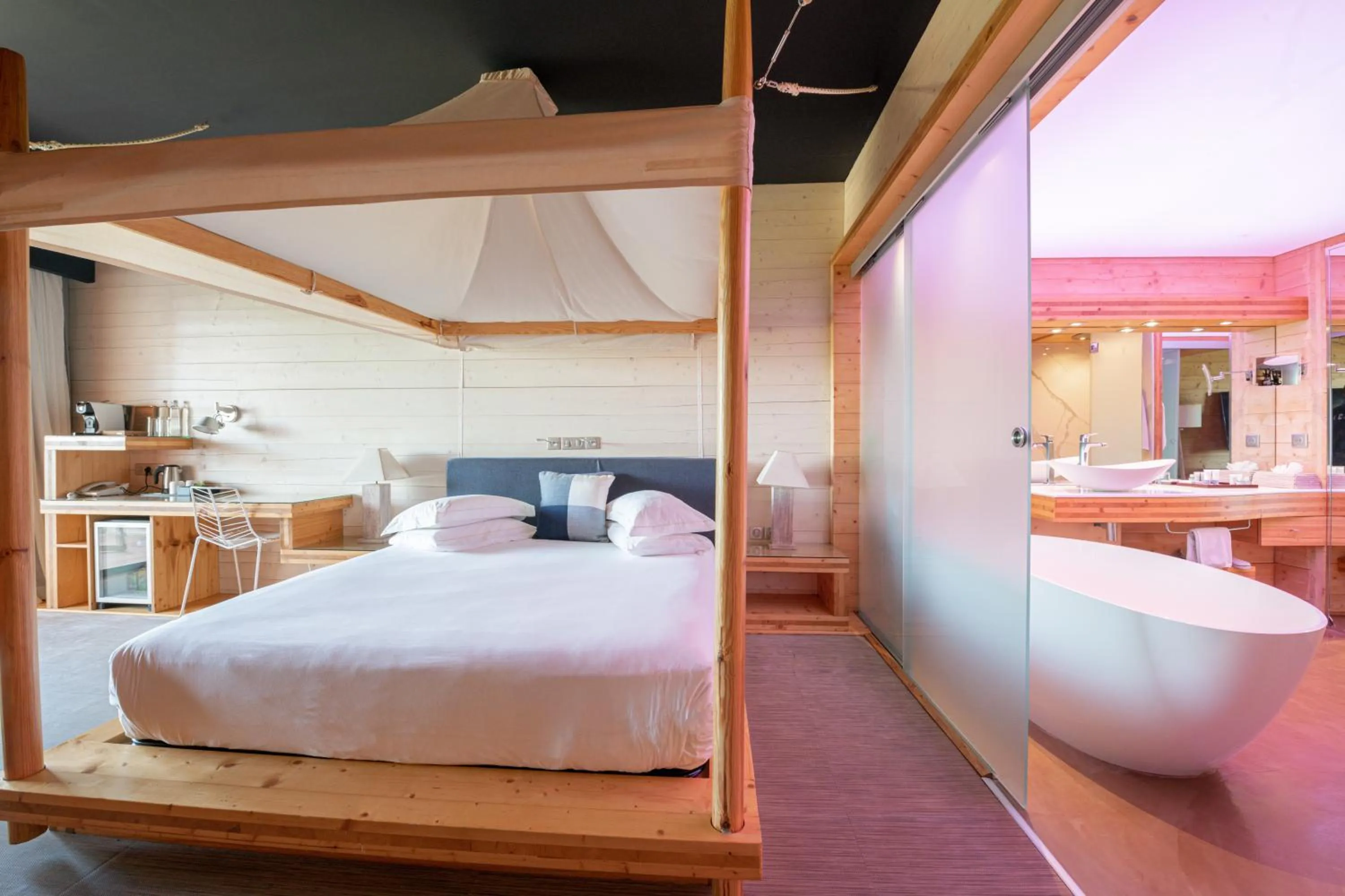 Bedroom, Bed in Movenpick Resort Lamantin Saly