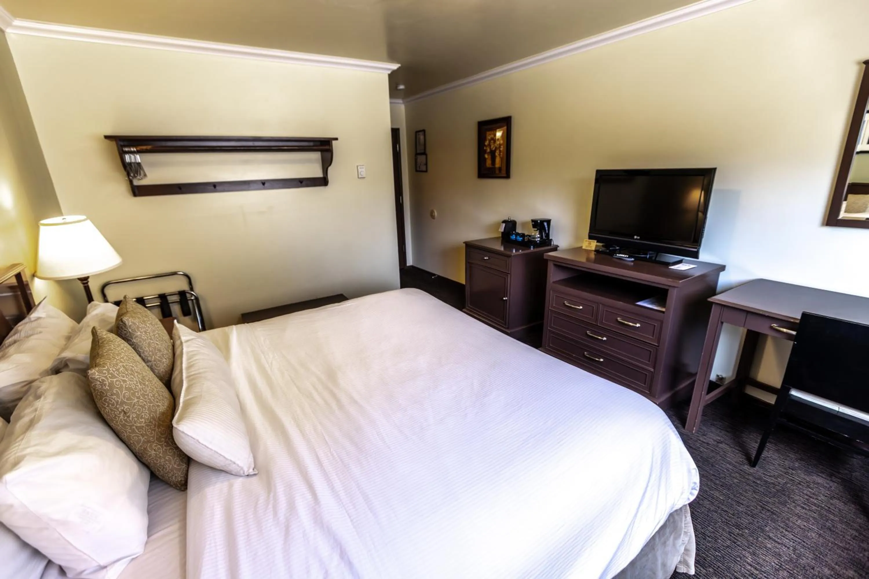 TV and multimedia, Bed in The Mammoth Creek Inn
