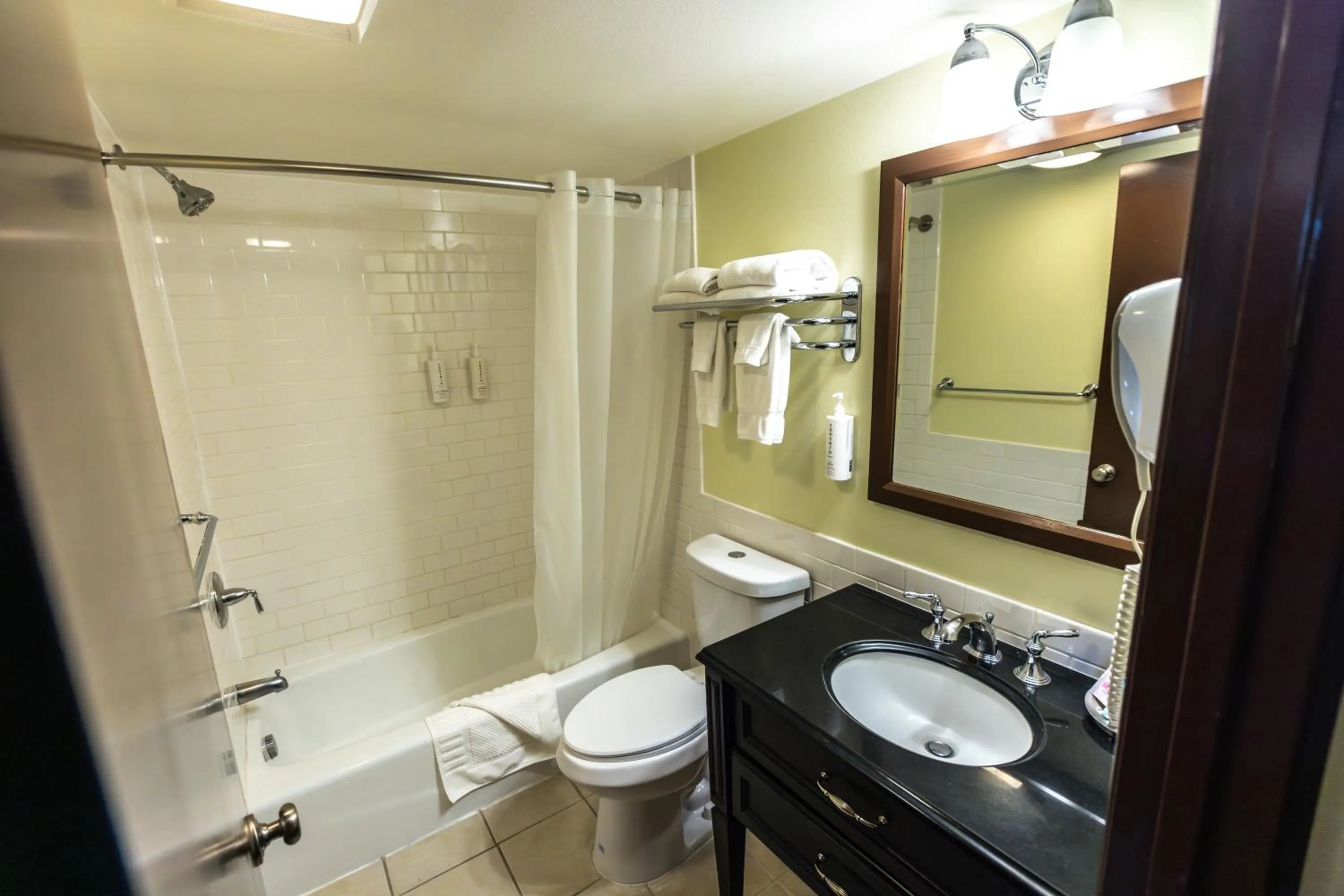 Bathroom in The Mammoth Creek Inn