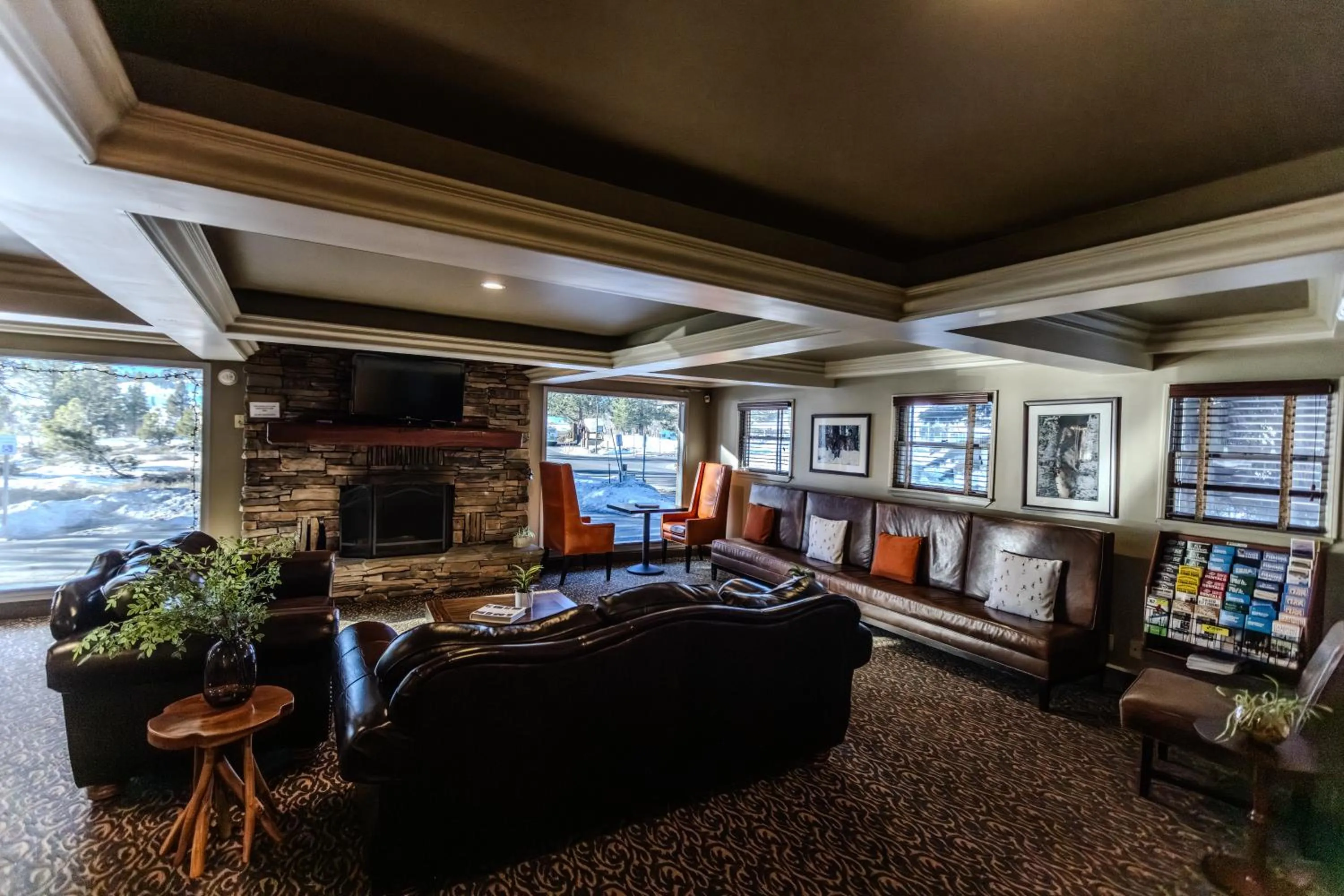 Lobby or reception in The Mammoth Creek Inn