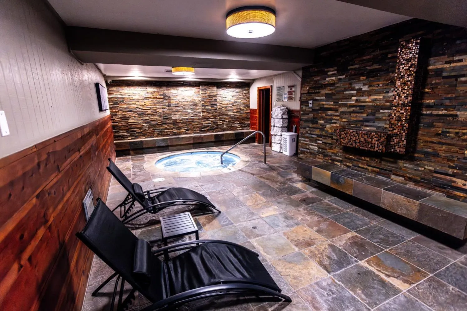 Hot Tub in The Mammoth Creek Inn