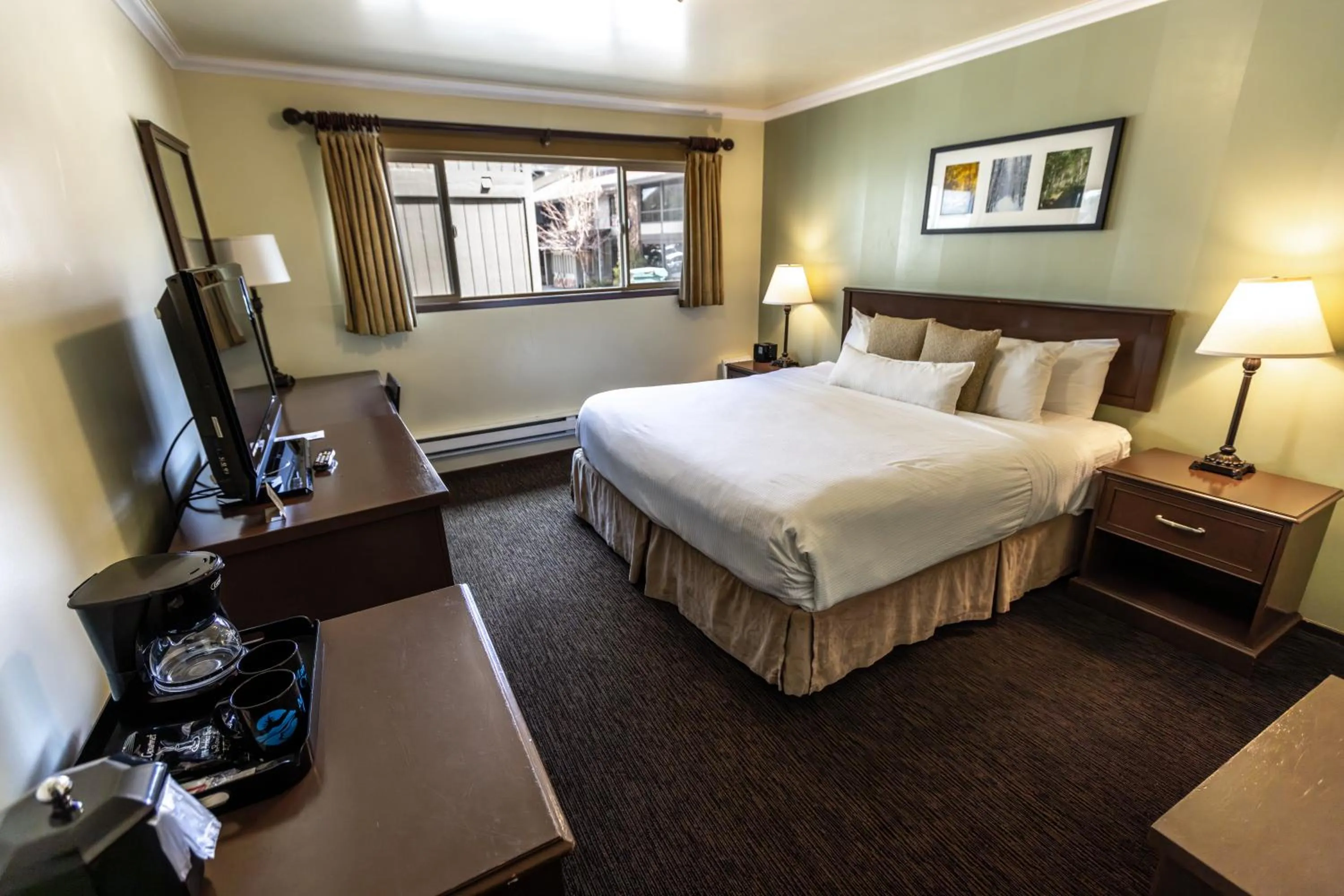 Bed in The Mammoth Creek Inn