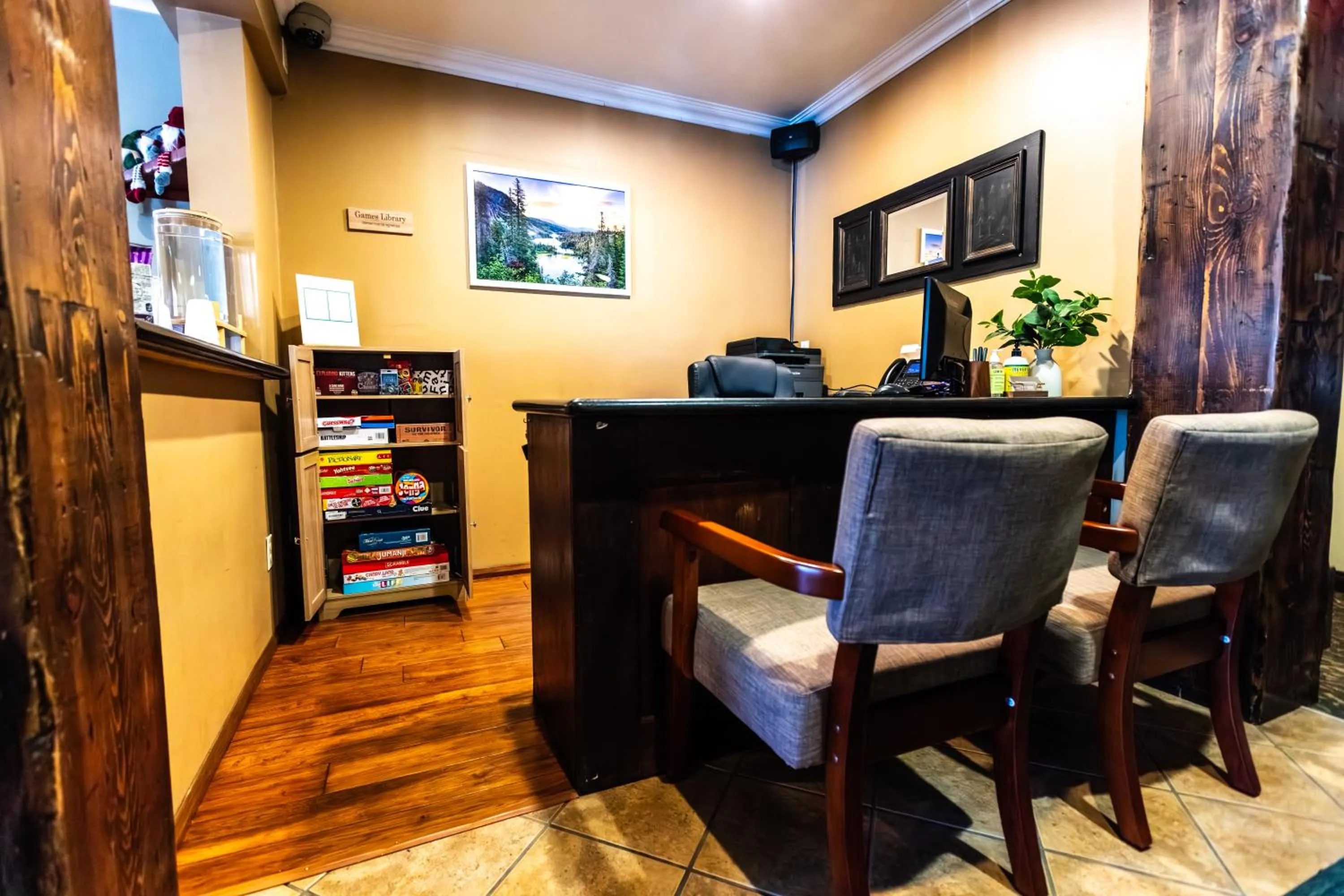 Lobby or reception in The Mammoth Creek Inn