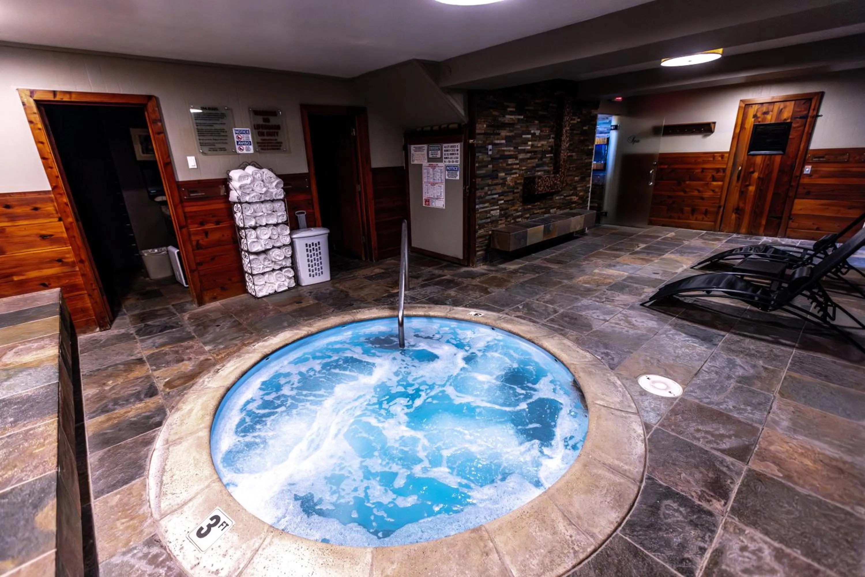 Hot Tub in The Mammoth Creek Inn