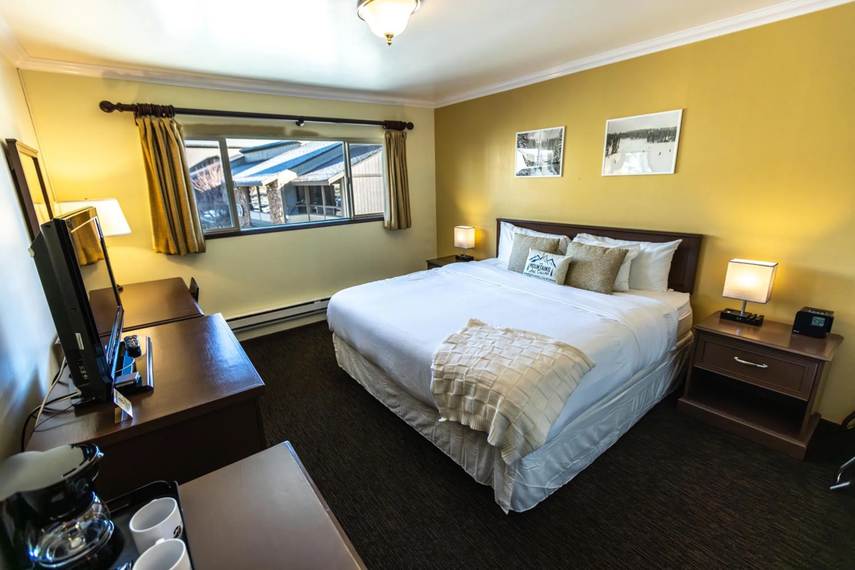 Bed in The Mammoth Creek Inn