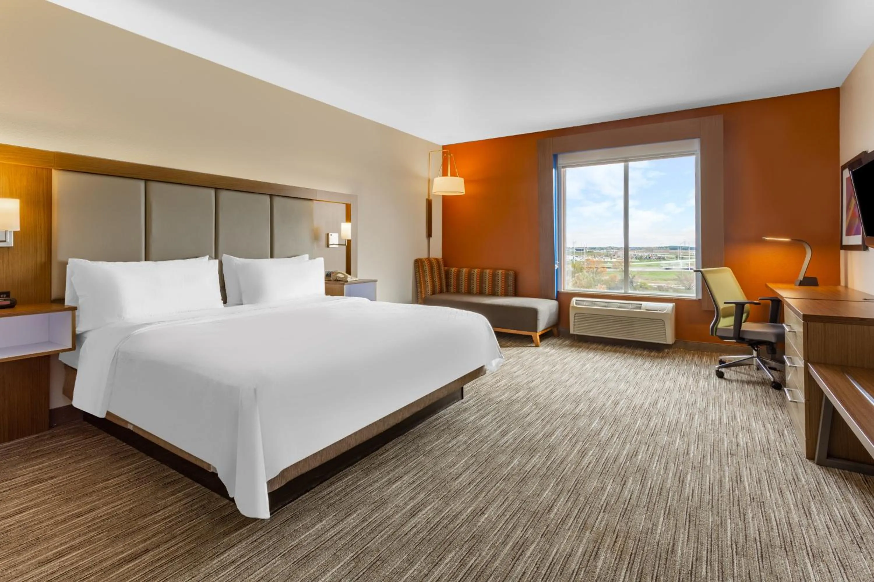 Photo of the whole room, Bed in Holiday Inn Express Rockford-Loves Park by IHG