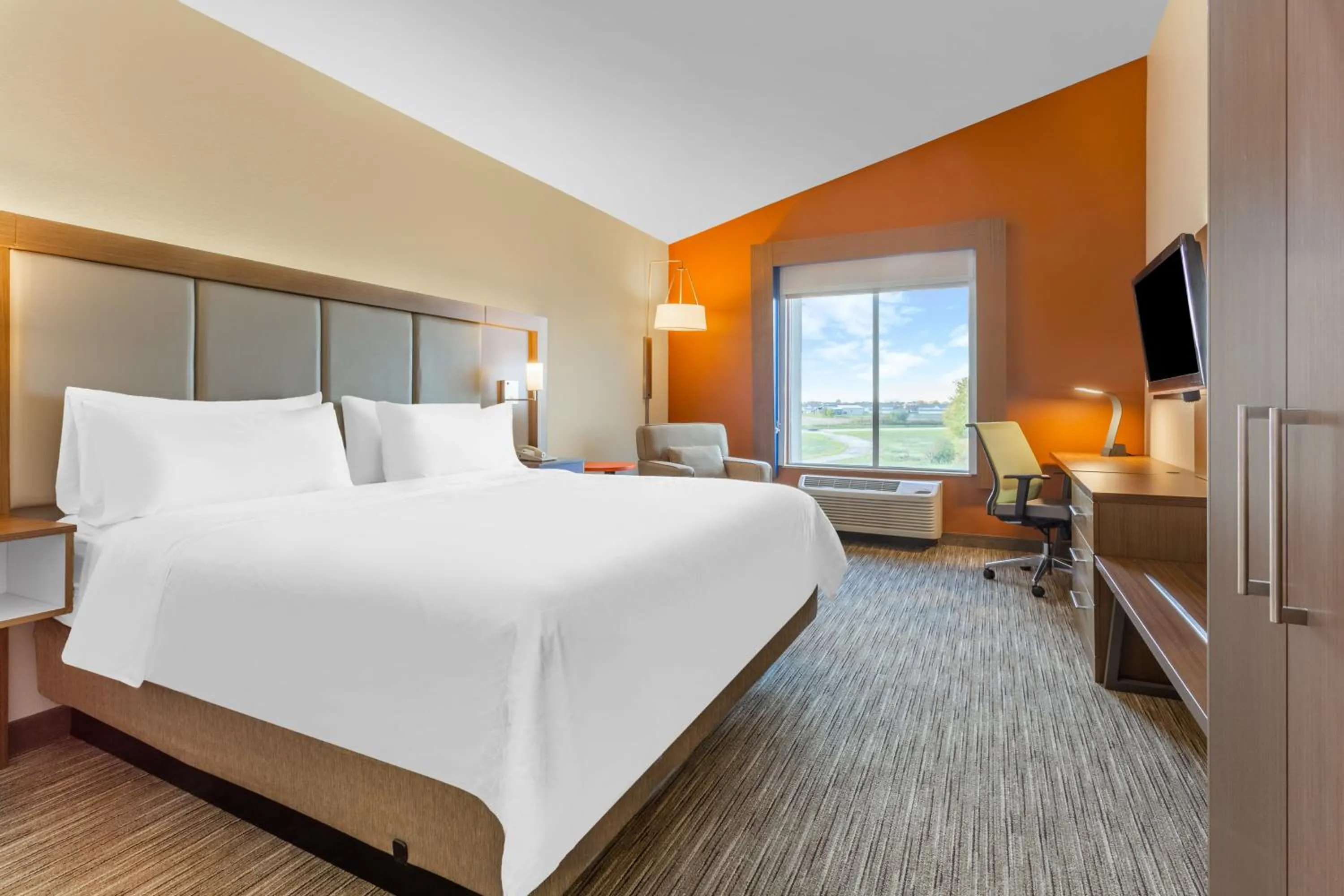 Photo of the whole room, Bed in Holiday Inn Express Rockford-Loves Park by IHG
