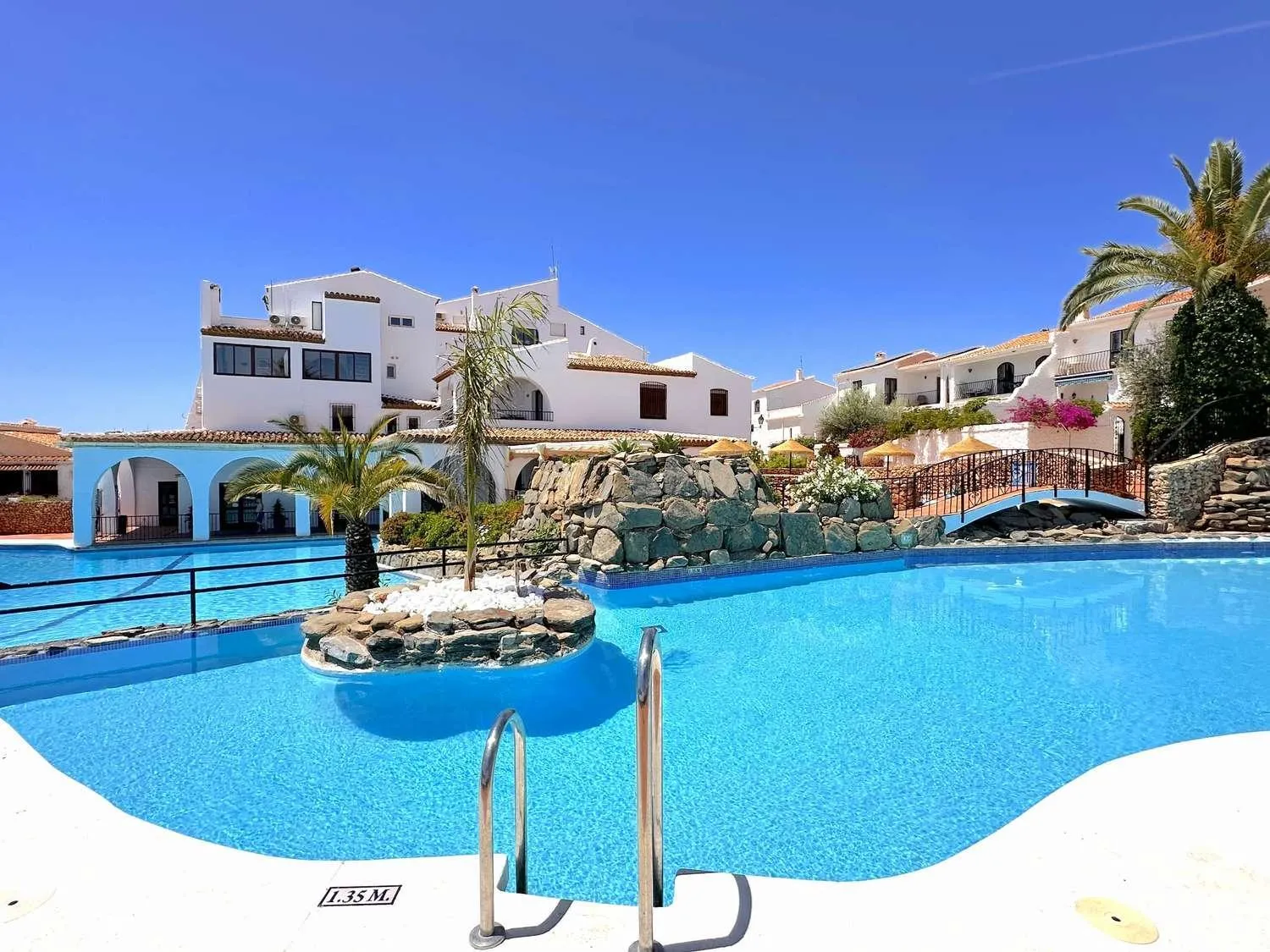Swimming pool in Los Naranjos 11B Capistrano Casasol