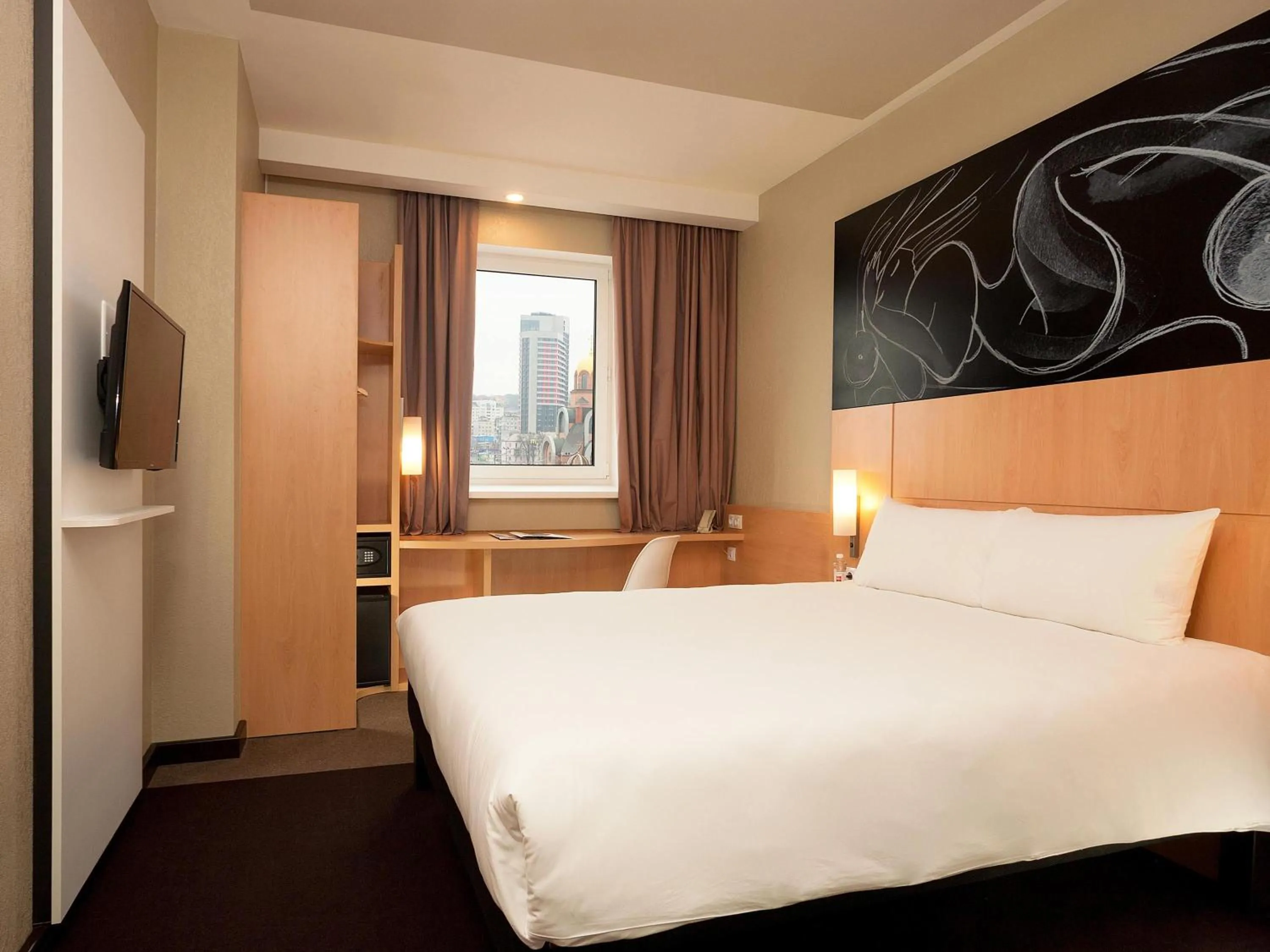 Bedroom, Bed in ibis Kyiv Railway Station