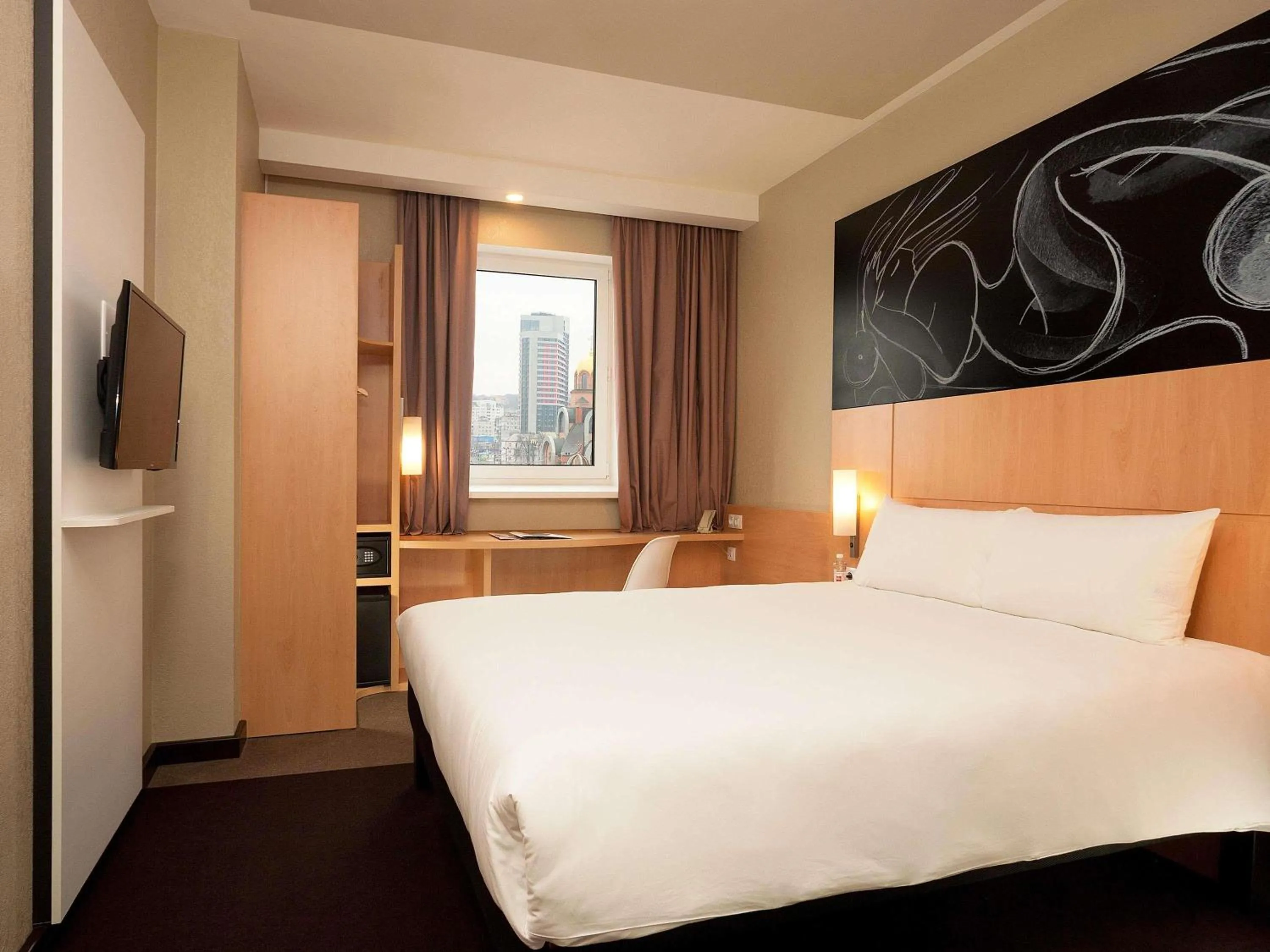 Bedroom, Bed in ibis Kyiv Railway Station